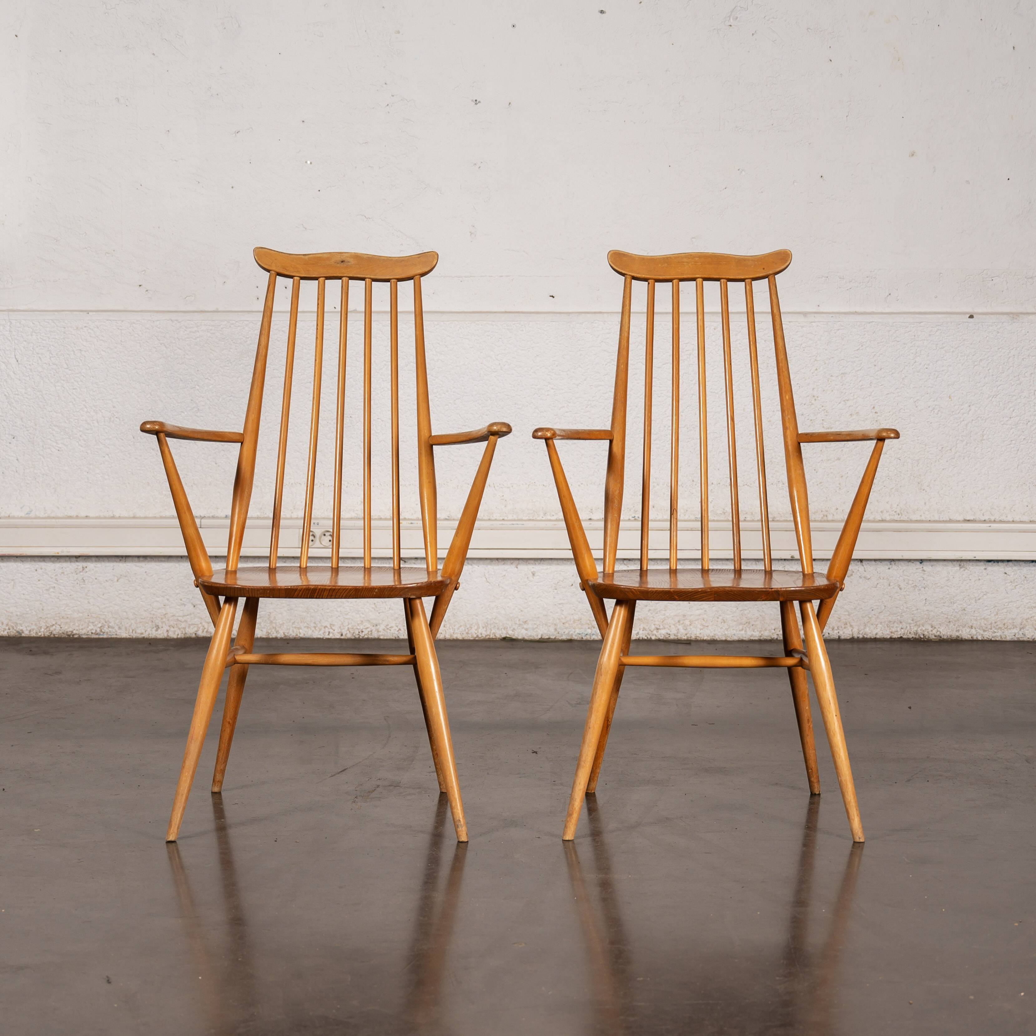 Set of 2 Windsor chairs with armrests.