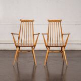 Set of 2 Windsor chairs with armrests.