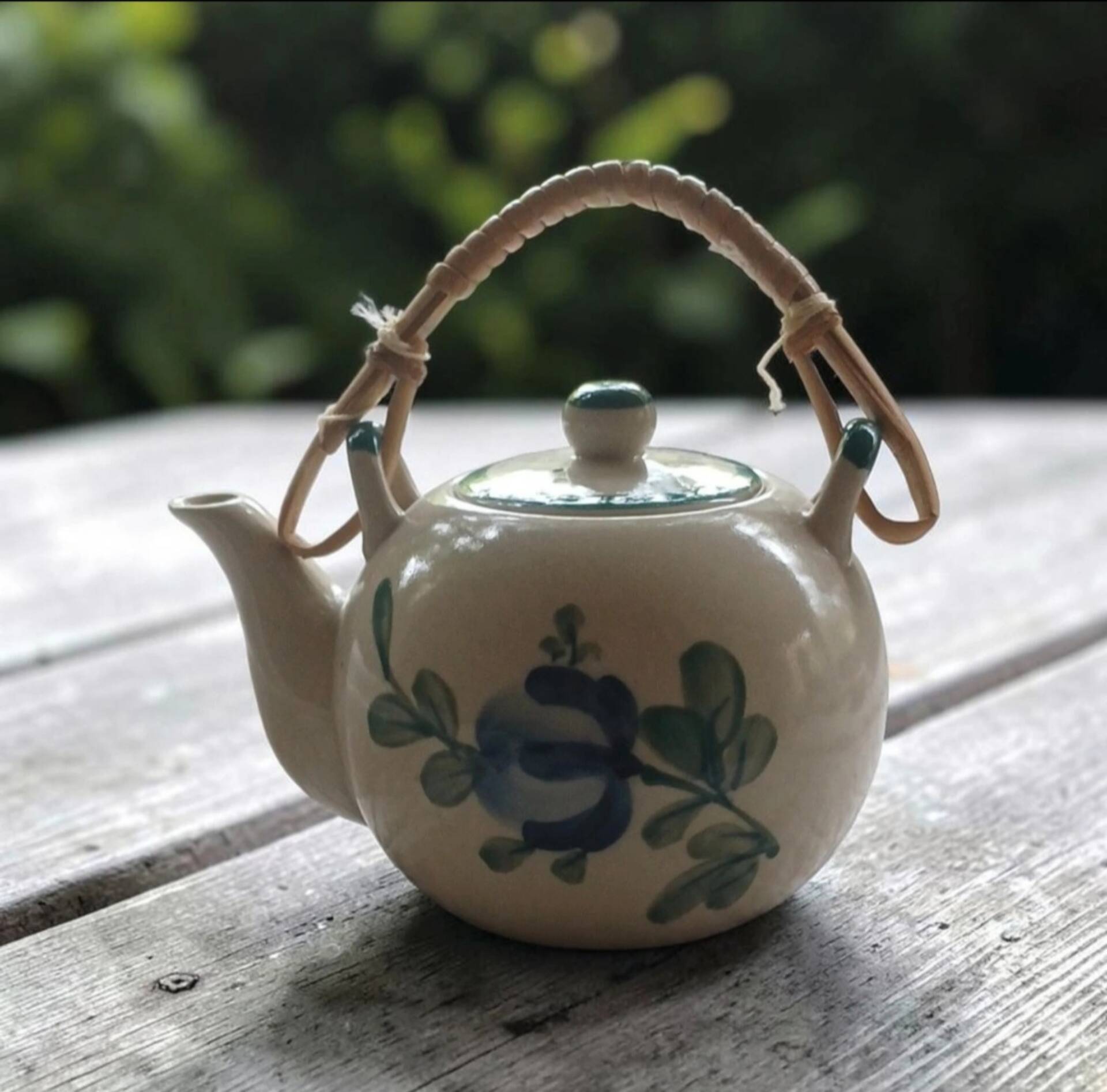 Small vintage ceramic teapot - Floral decoration and rattan handle