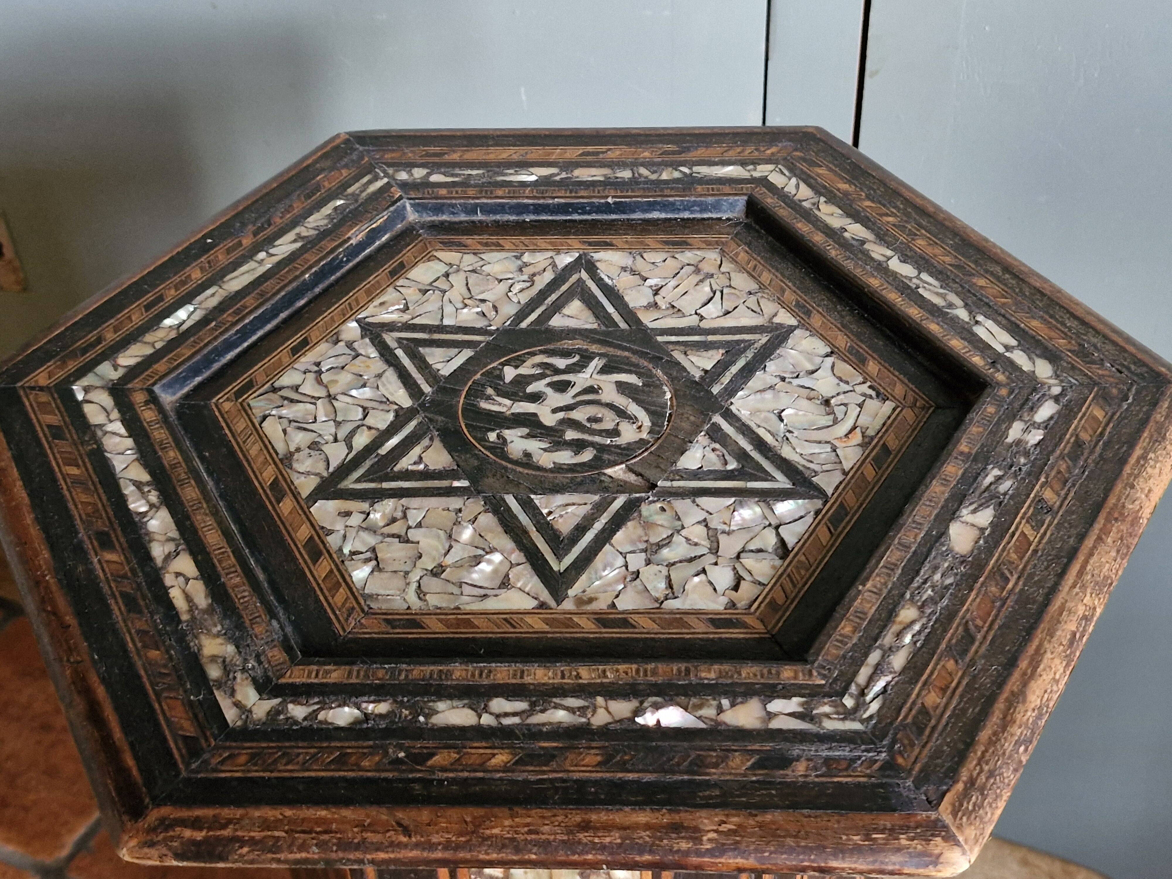 Antique octagonal table with mother-of-pearl inlays - Syria or Egypt
