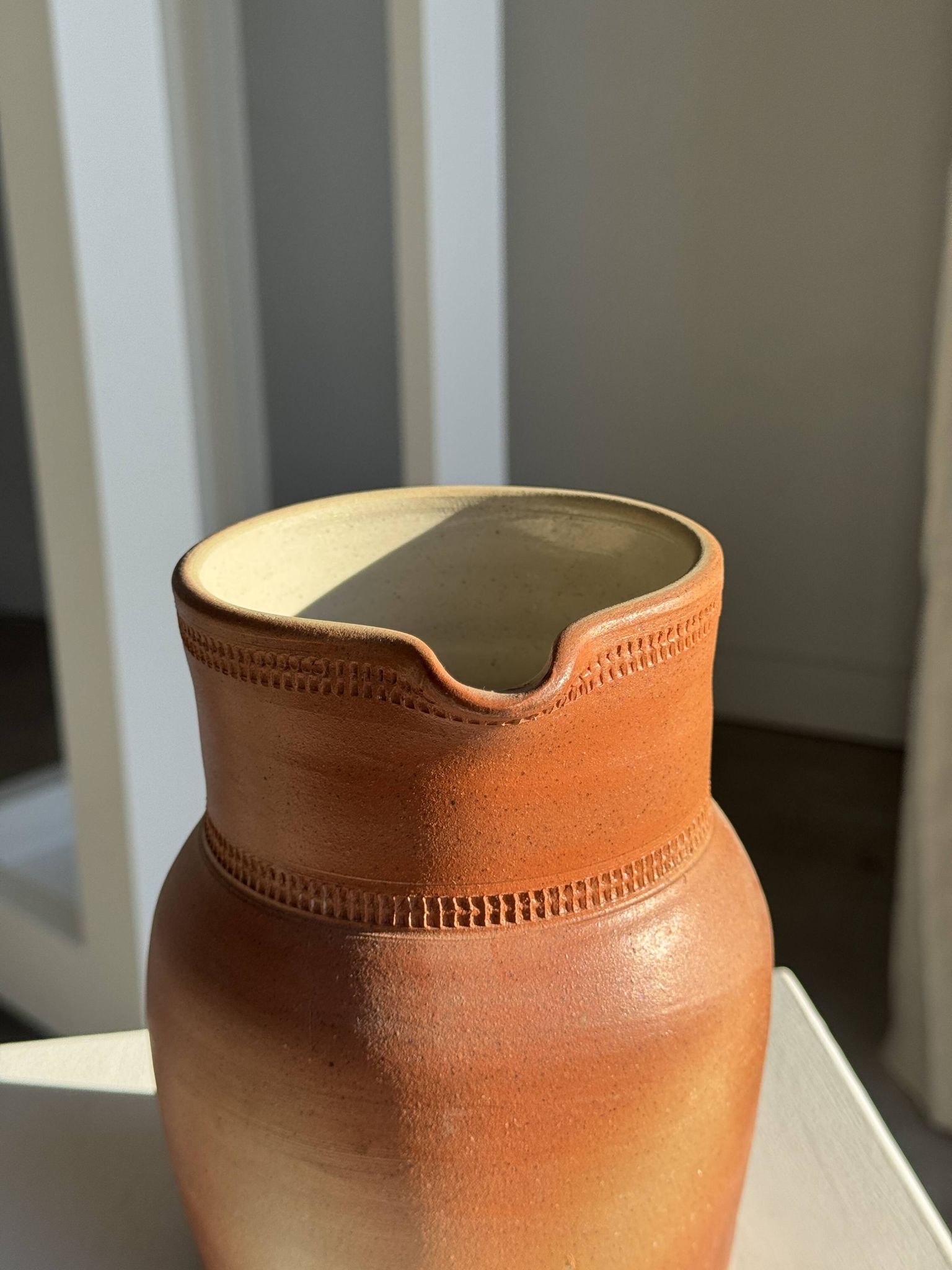 Grande carafe en grès orange Grès Bonneval Made in France au dessous H18
