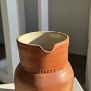 Grande carafe en grès orange Grès Bonneval Made in France au dessous H18