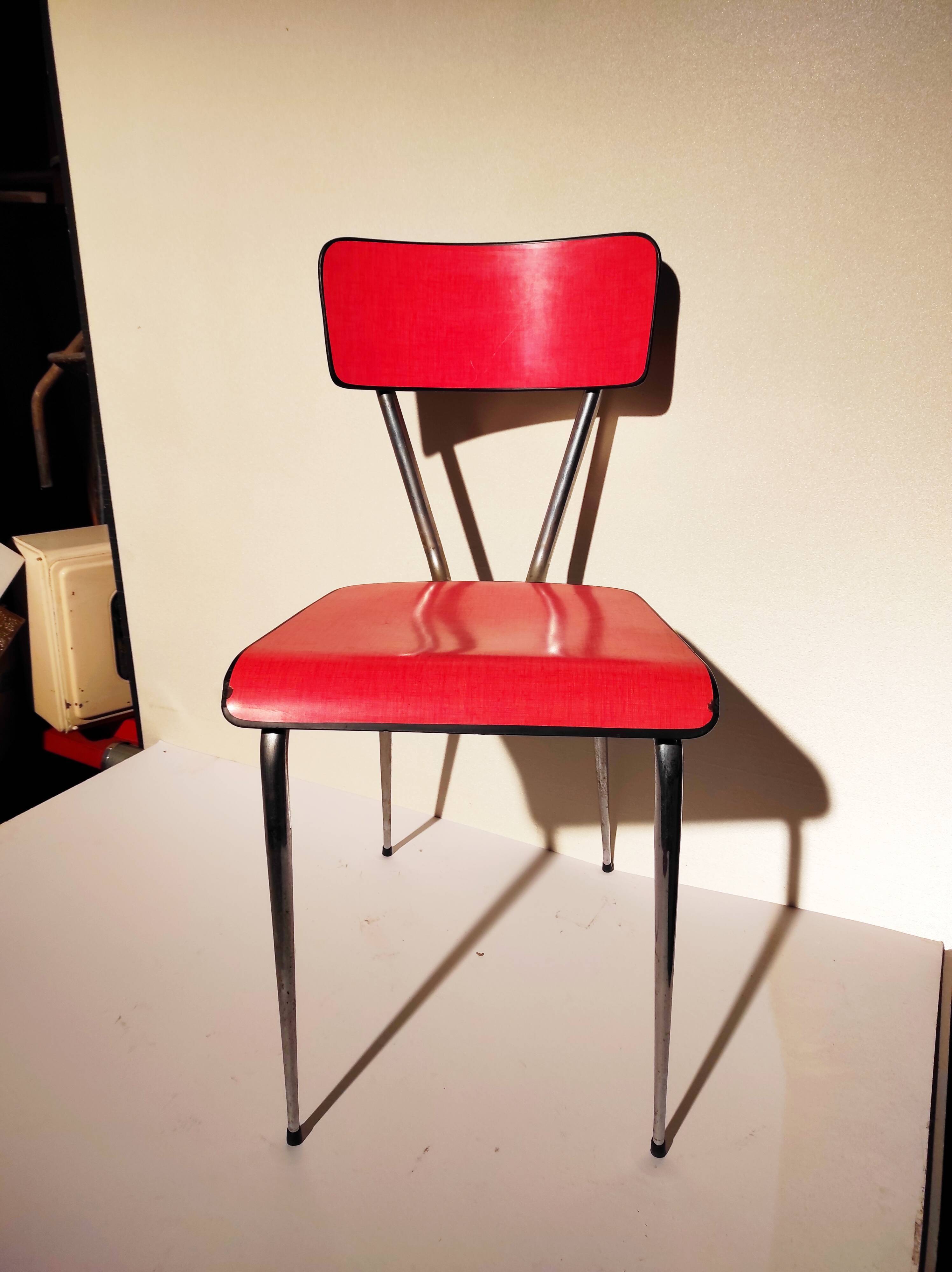 Chaise en formica rouge structure chromée