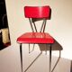 Chaise en formica rouge structure chromée