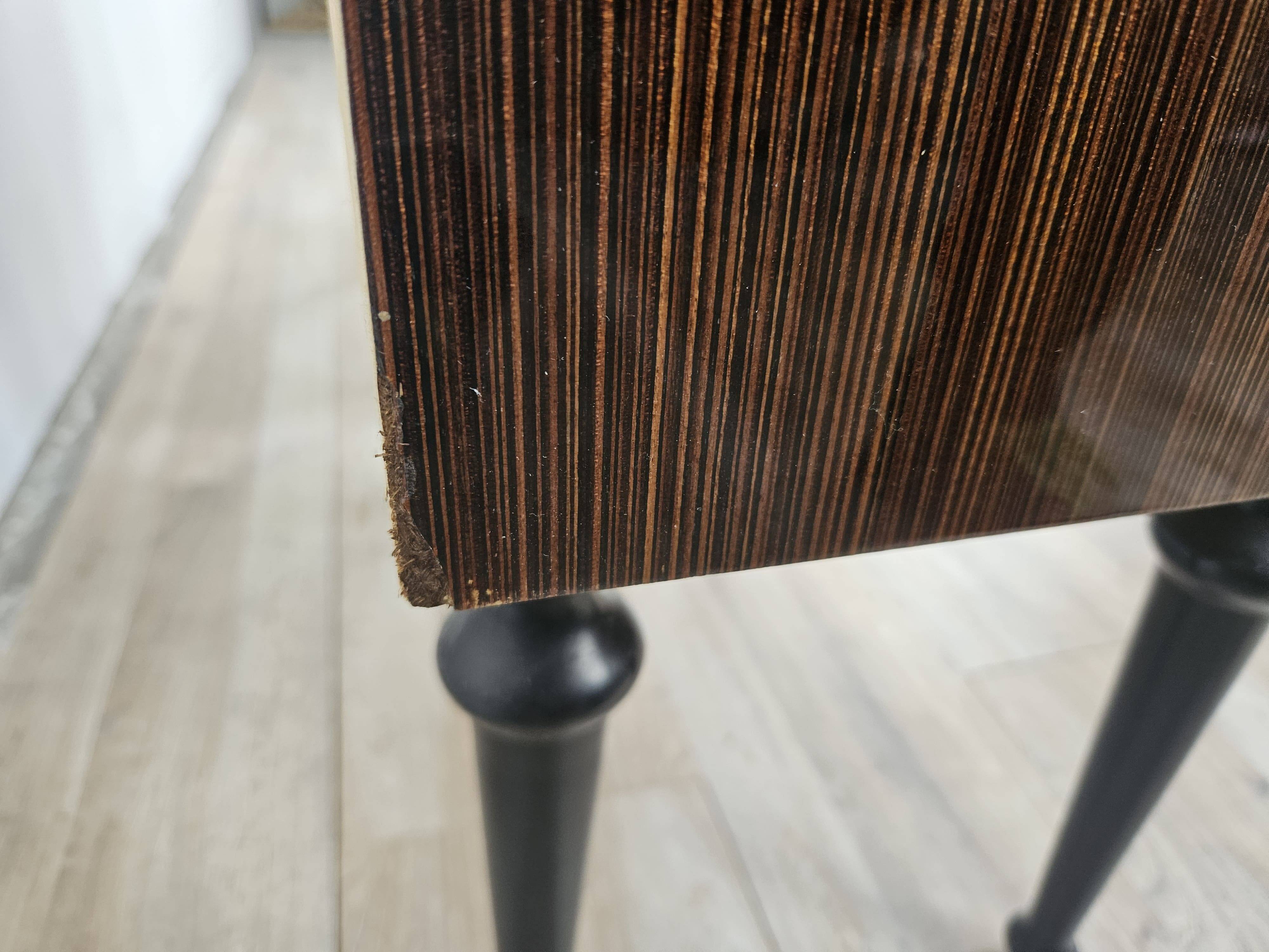 Paire de tables de chevet des années 60 avec porte à abattant et plateau en verre bleu