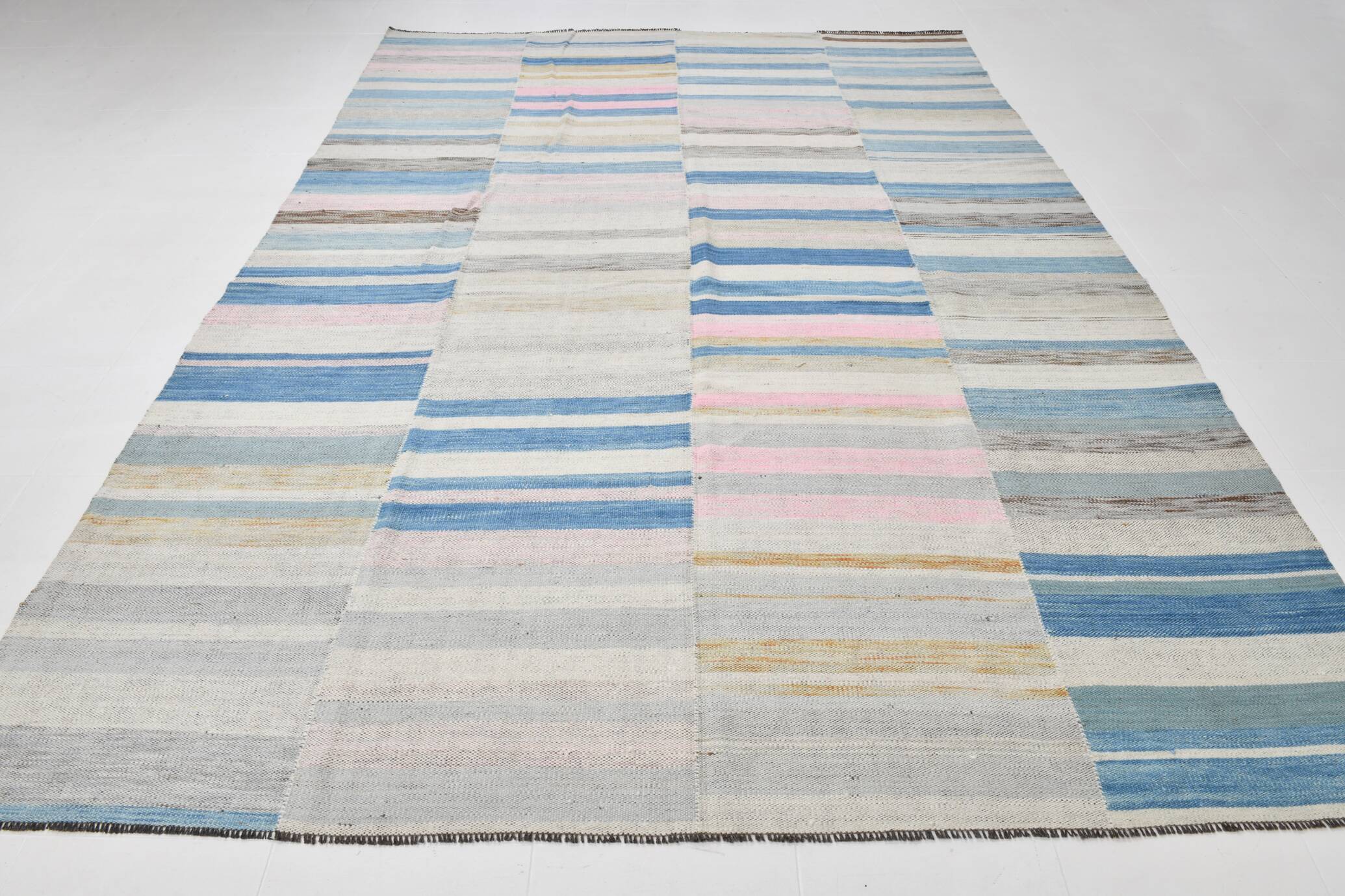 Grand kilim vintage scandinave à rayures pastel bleu et rose