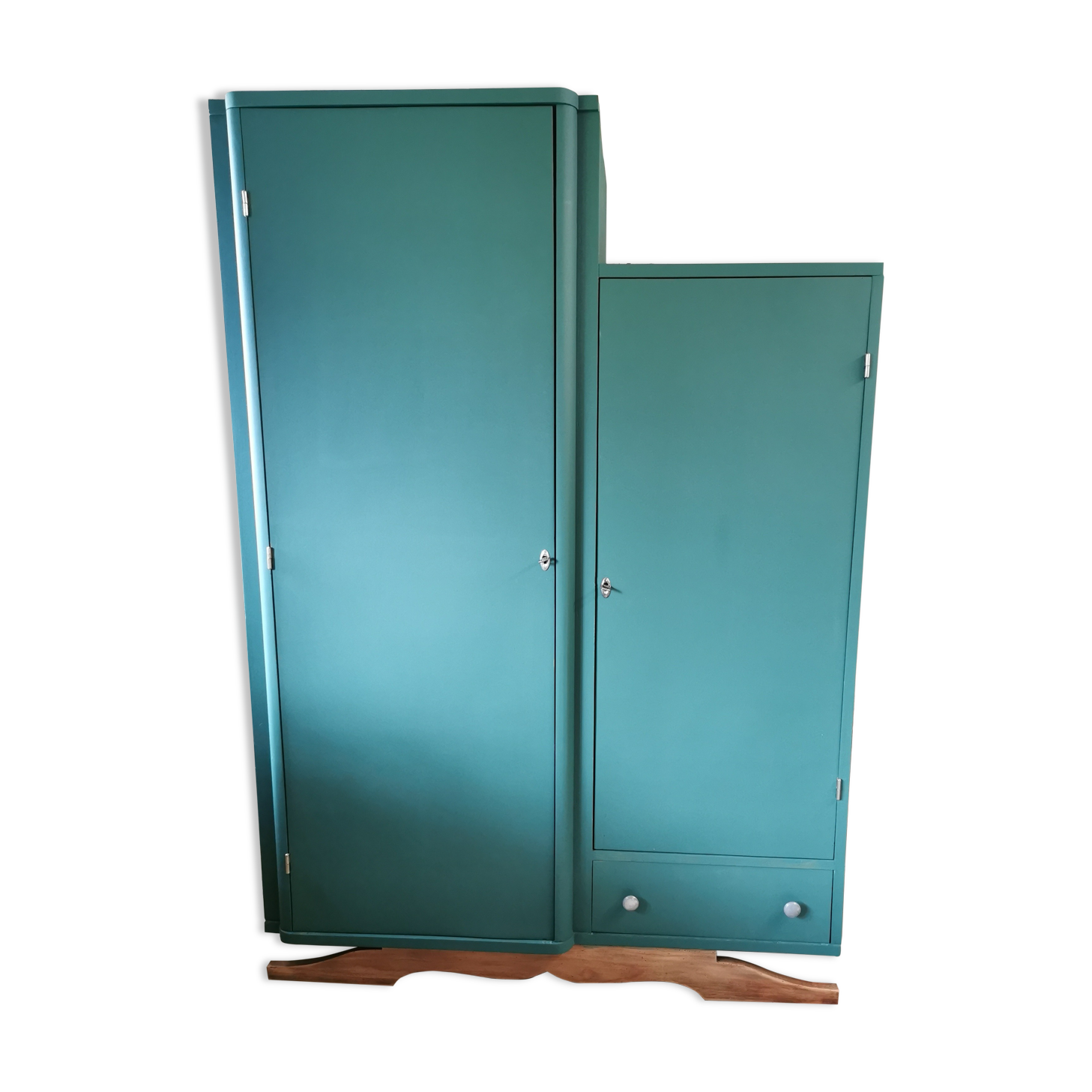 Asymmetrical cabinet