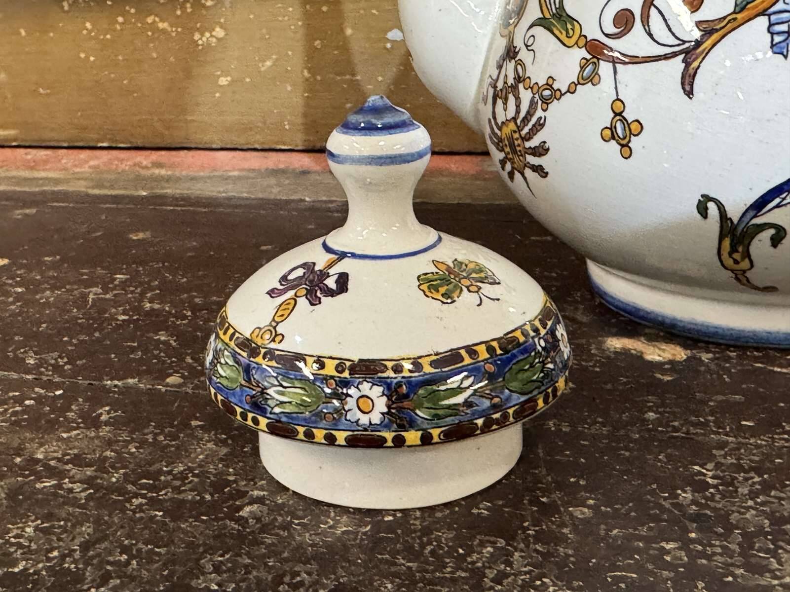 Faience vase from Gien, Renaissance decoration, late 19th century.