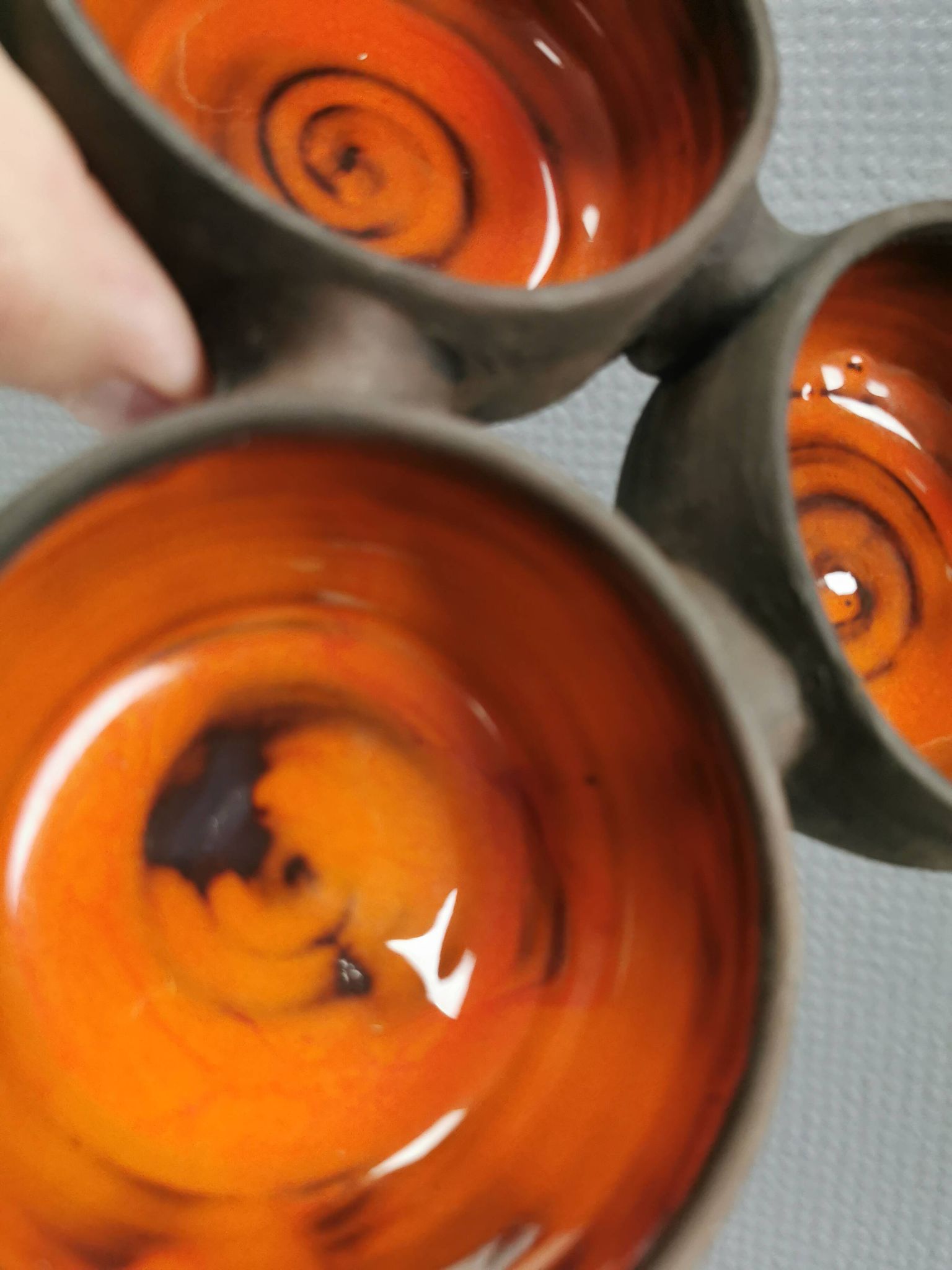 Magnifique bol (composé de 3 bols) avec glaçure orange/rouge à l'intérieur