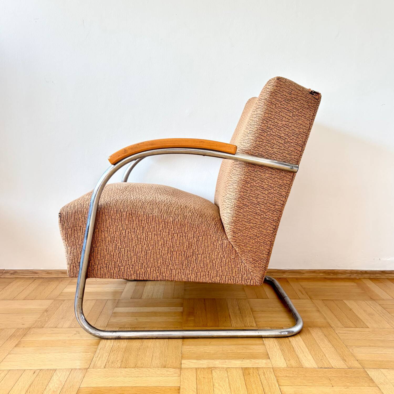 Fumctionalist armchair