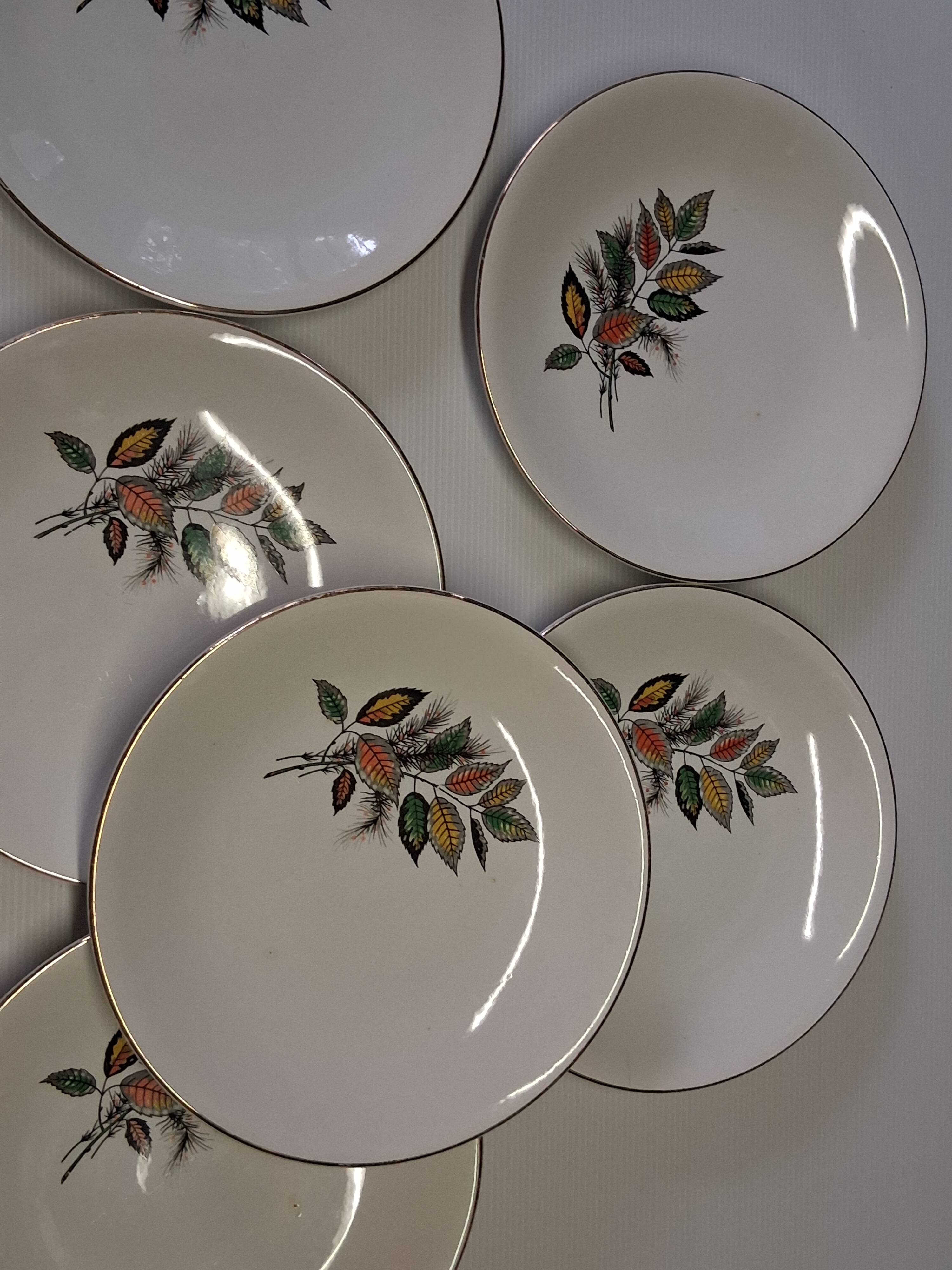 Set of 6 flat plates from Digoin Sarreguemines in good condition.