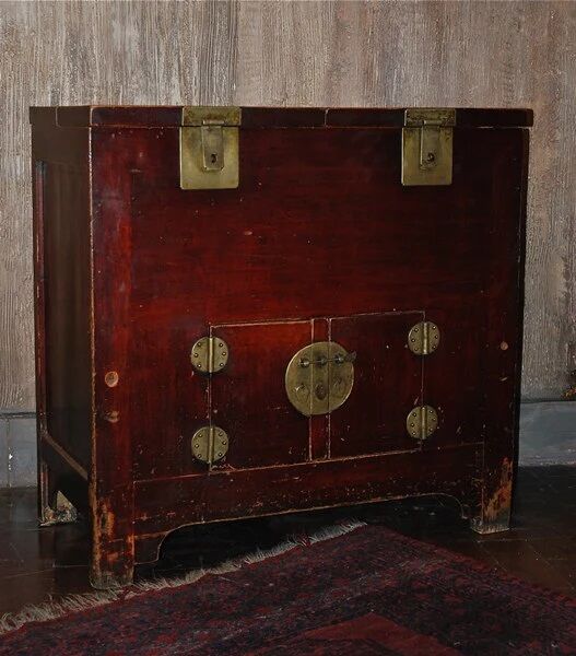 Chinese antique sideboard with 2 doors, 2 compartments.