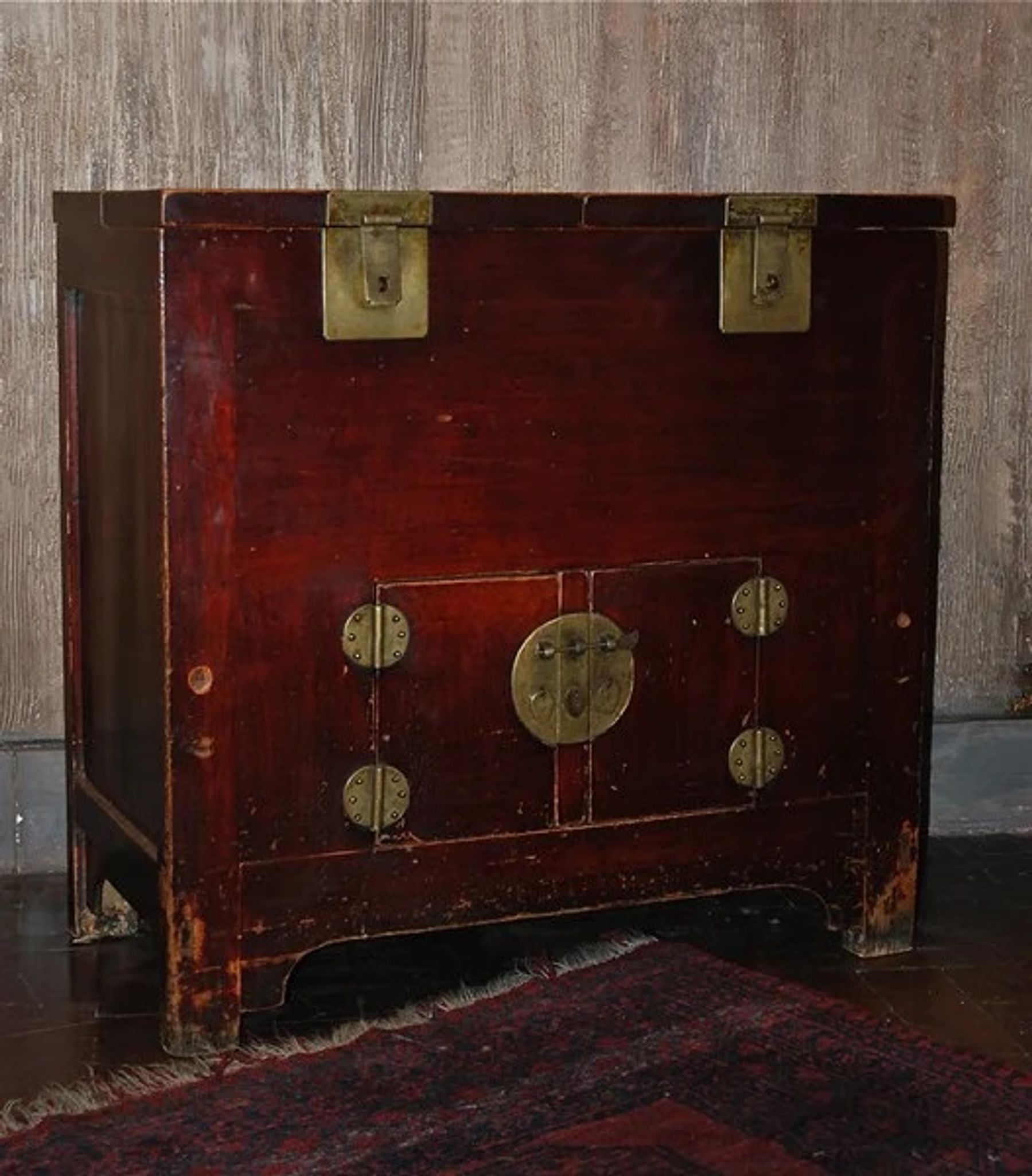 Chinese antique sideboard with 2 doors, 2 compartments.