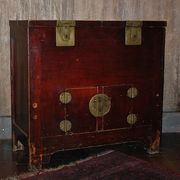 Chinese antique sideboard with 2 doors, 2 compartments.