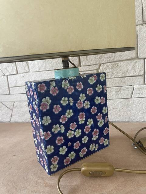 lampe à poser vintage r un pied parallélépipédique en céramique.