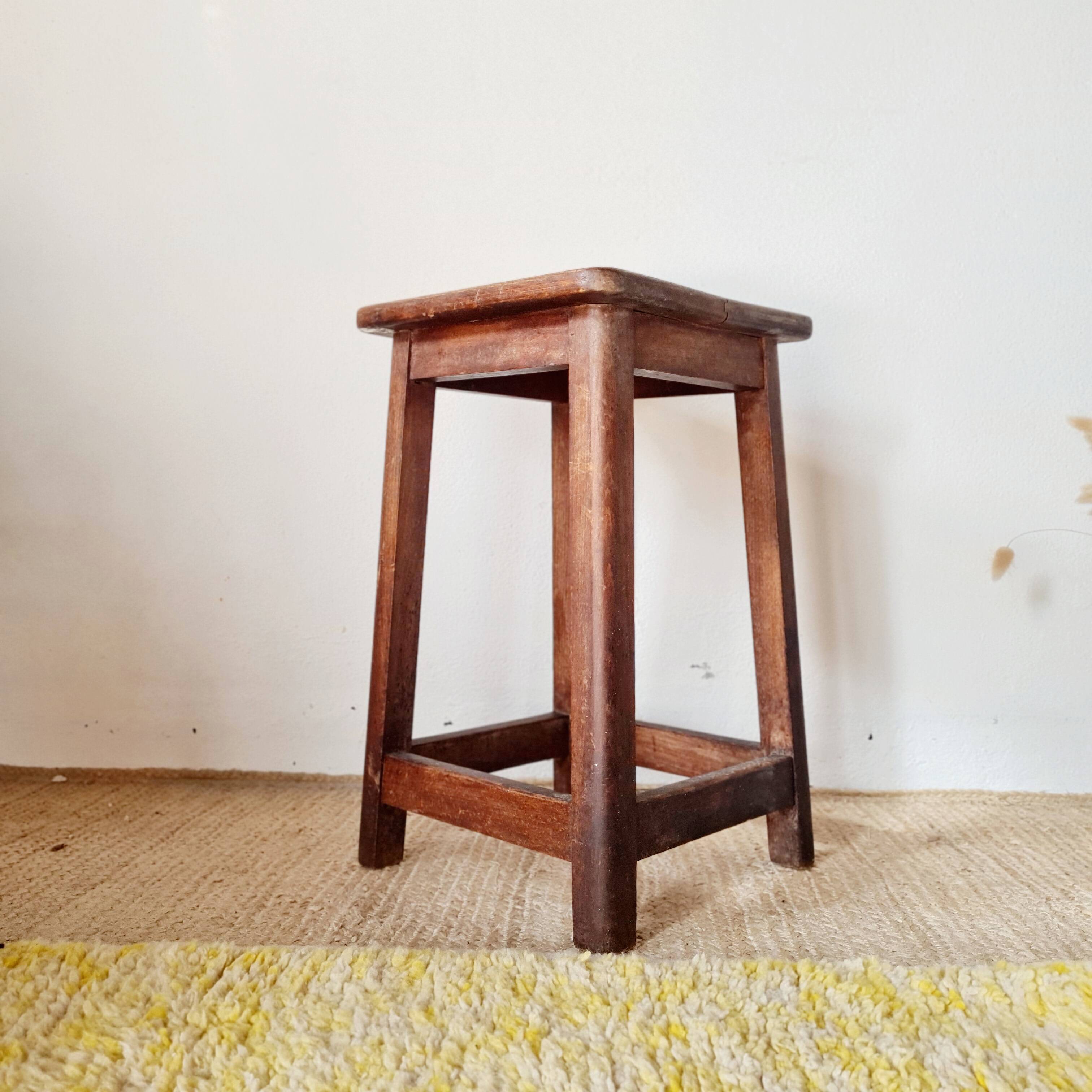 Antique farmhouse stool in solid oak – Rustic Brutalist Look