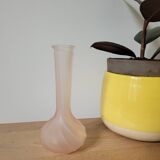 Petit vase en verre rose