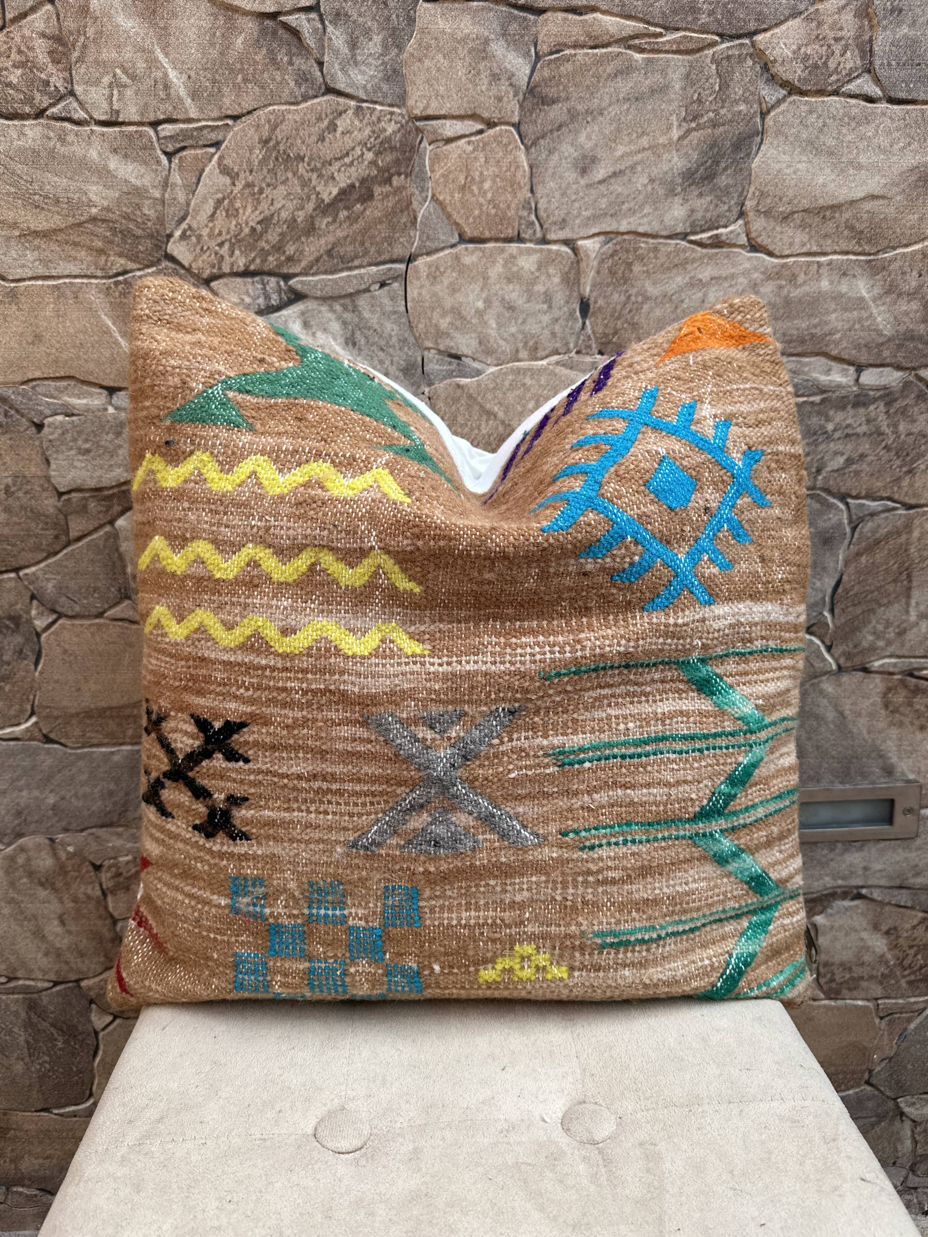 Handmade Moroccan Kilim cushion cover: Bohemian decorative cushion