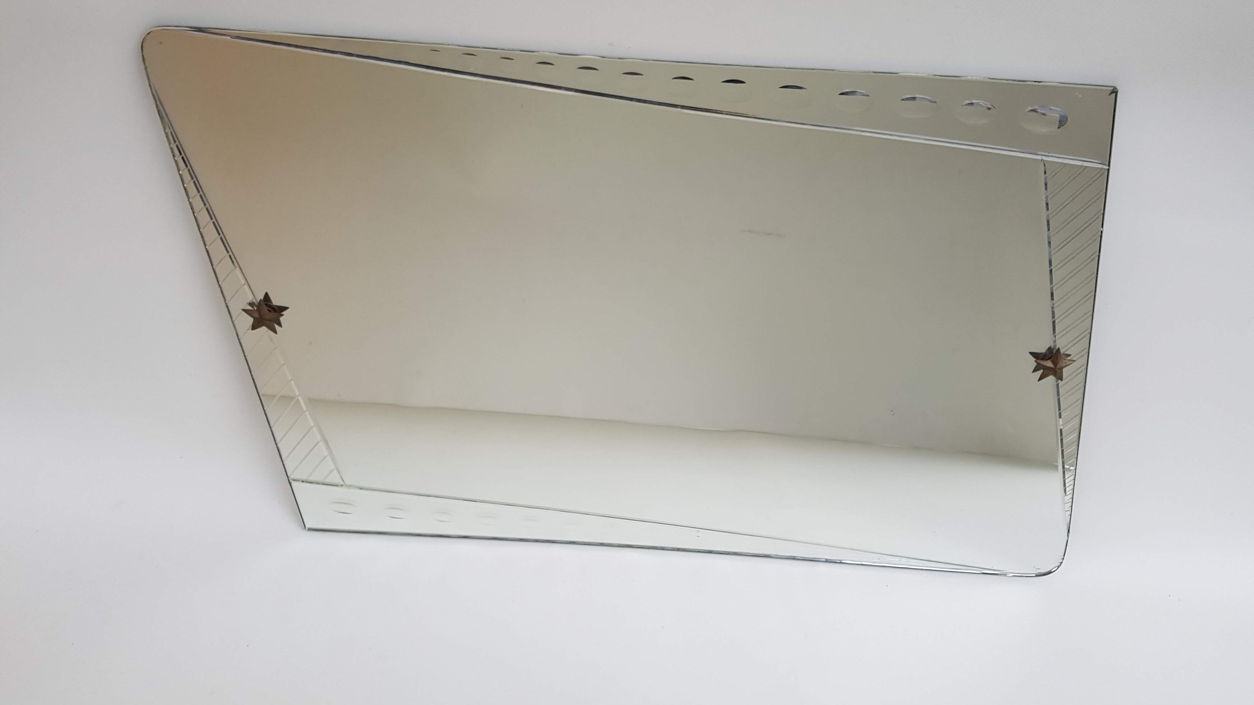 Miroir asymétrique gravé et biseauté, années 50 - 90x54cm