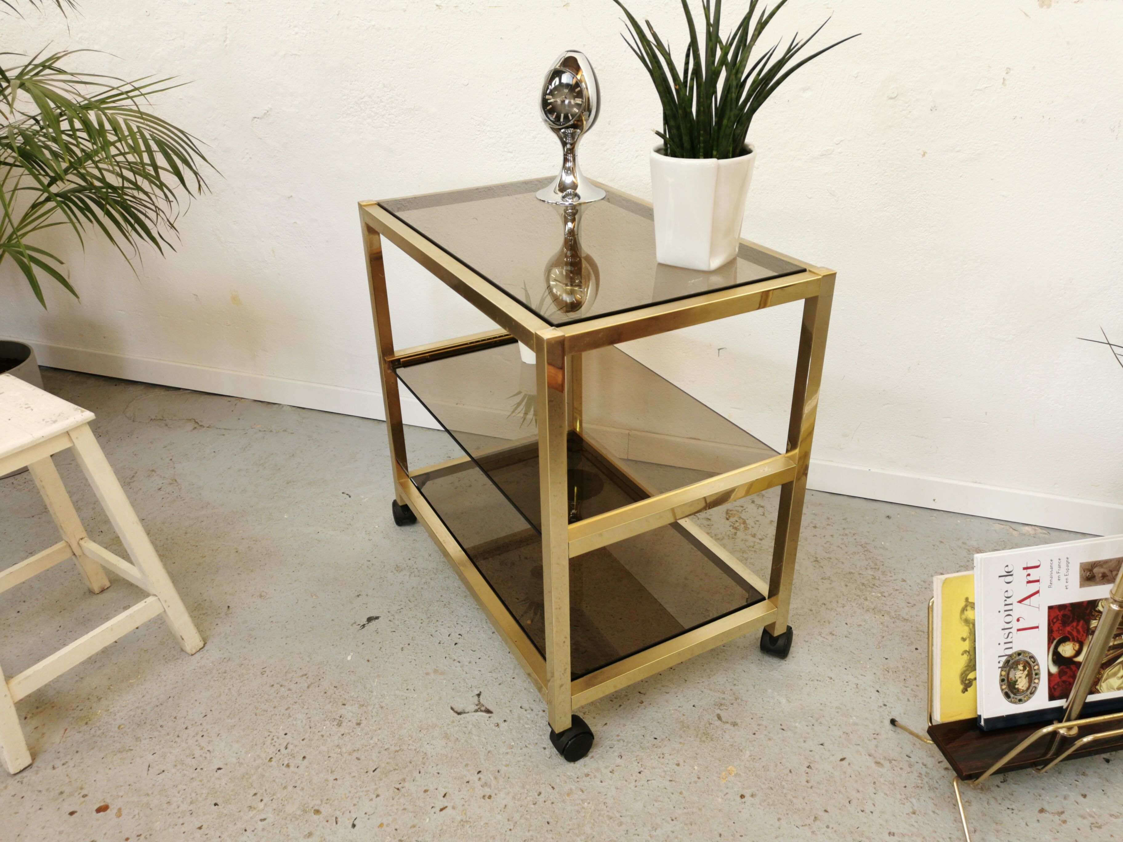 Serving table in brass and glass
