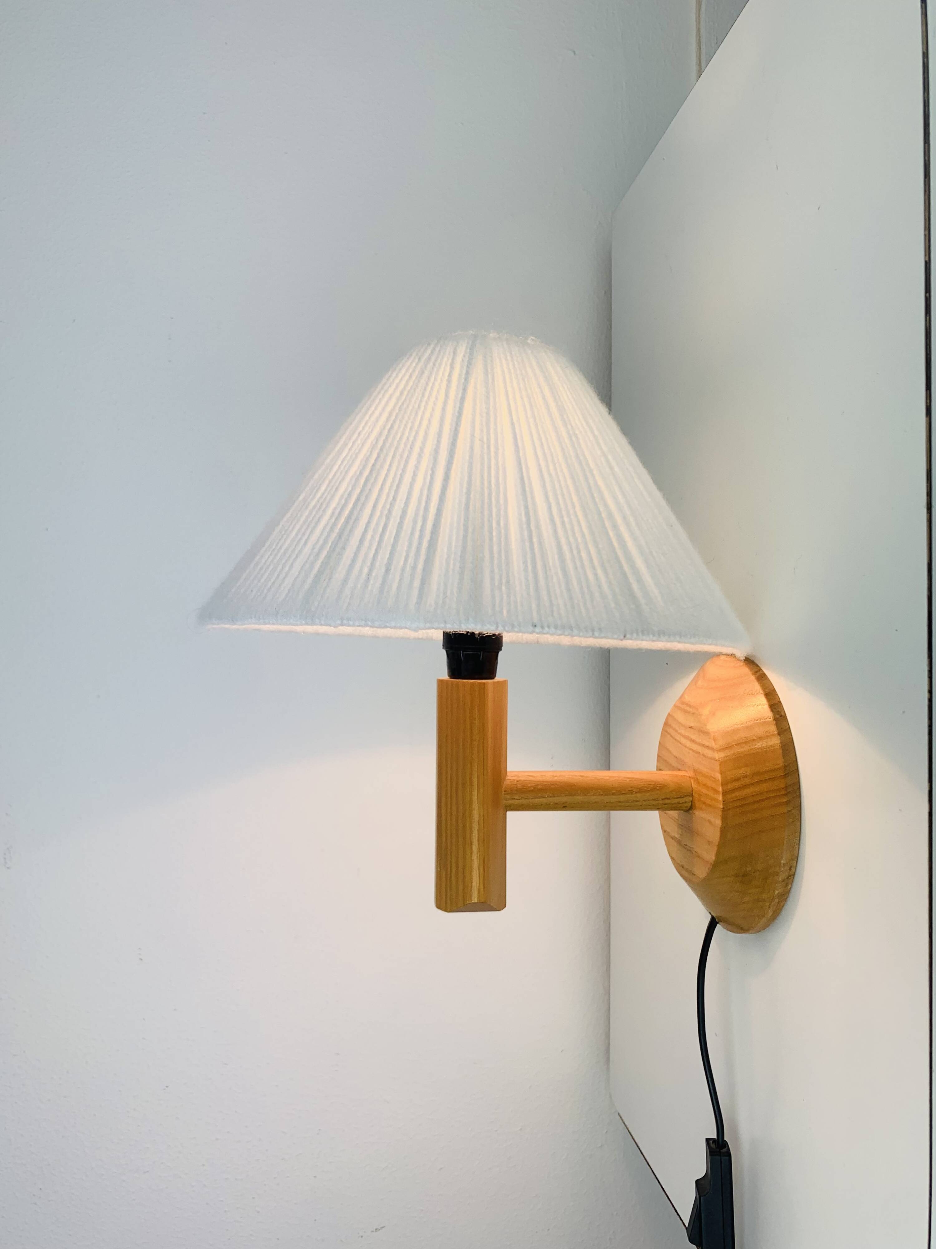Vintage pine wall lamp and wool lampshade, 1960s