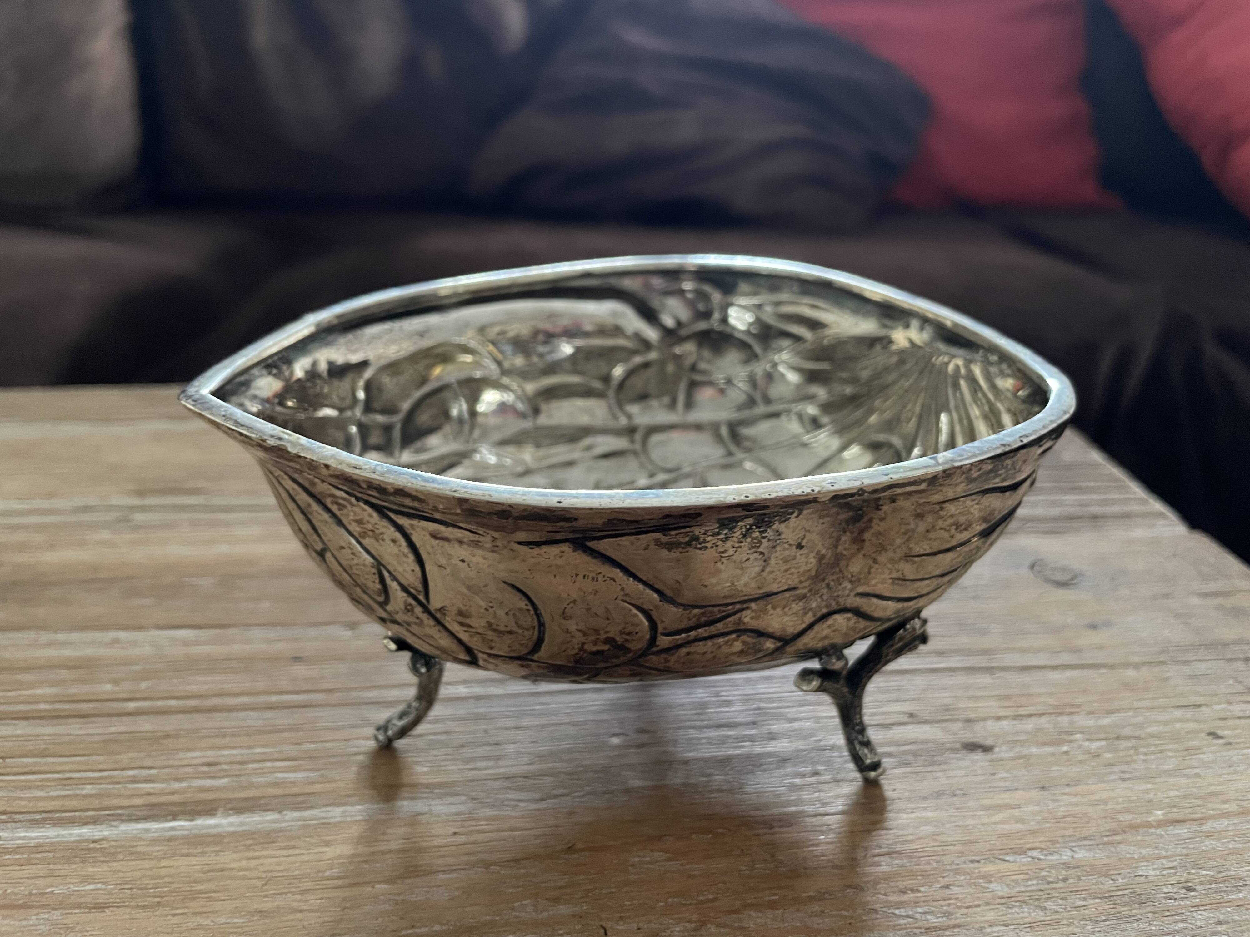 Nutshell-shaped dish