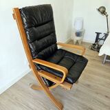 Scandinavian armchair in wood and leather.