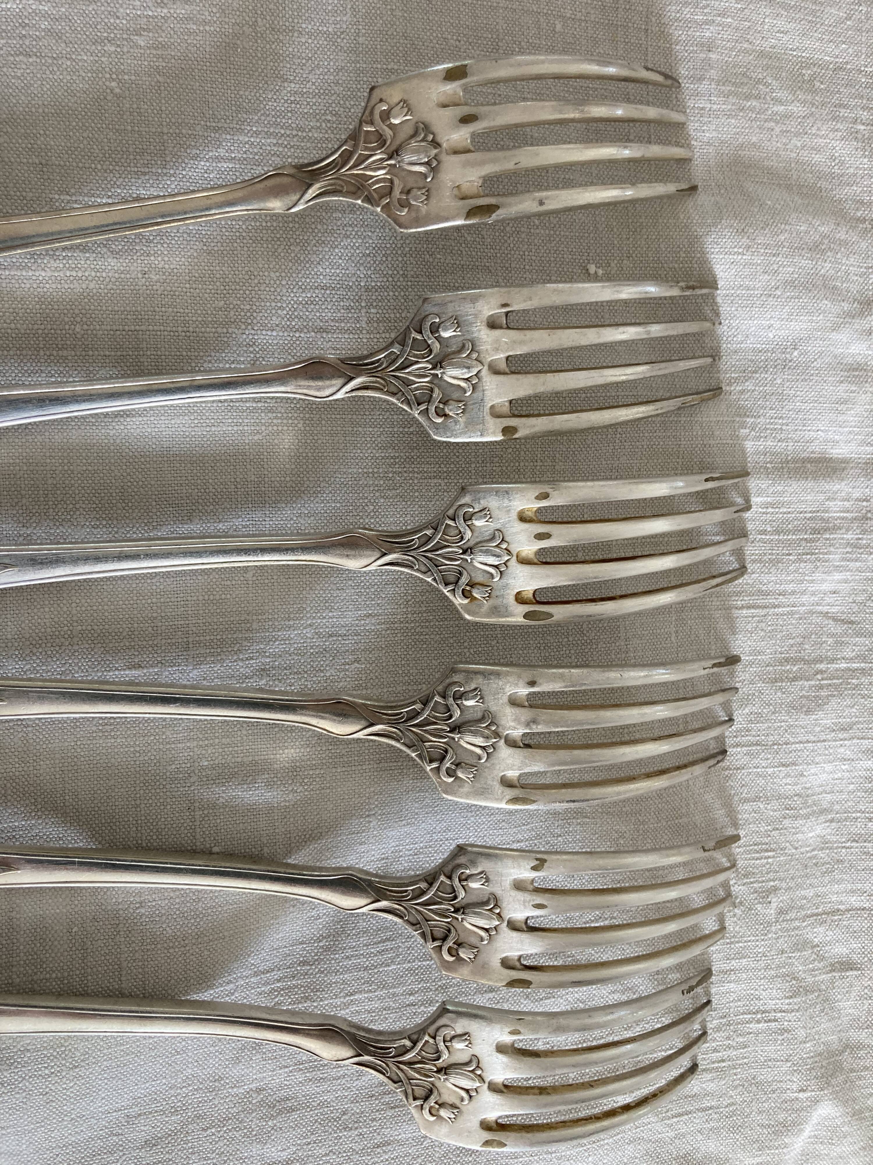 6 silver metal cutlery in their case