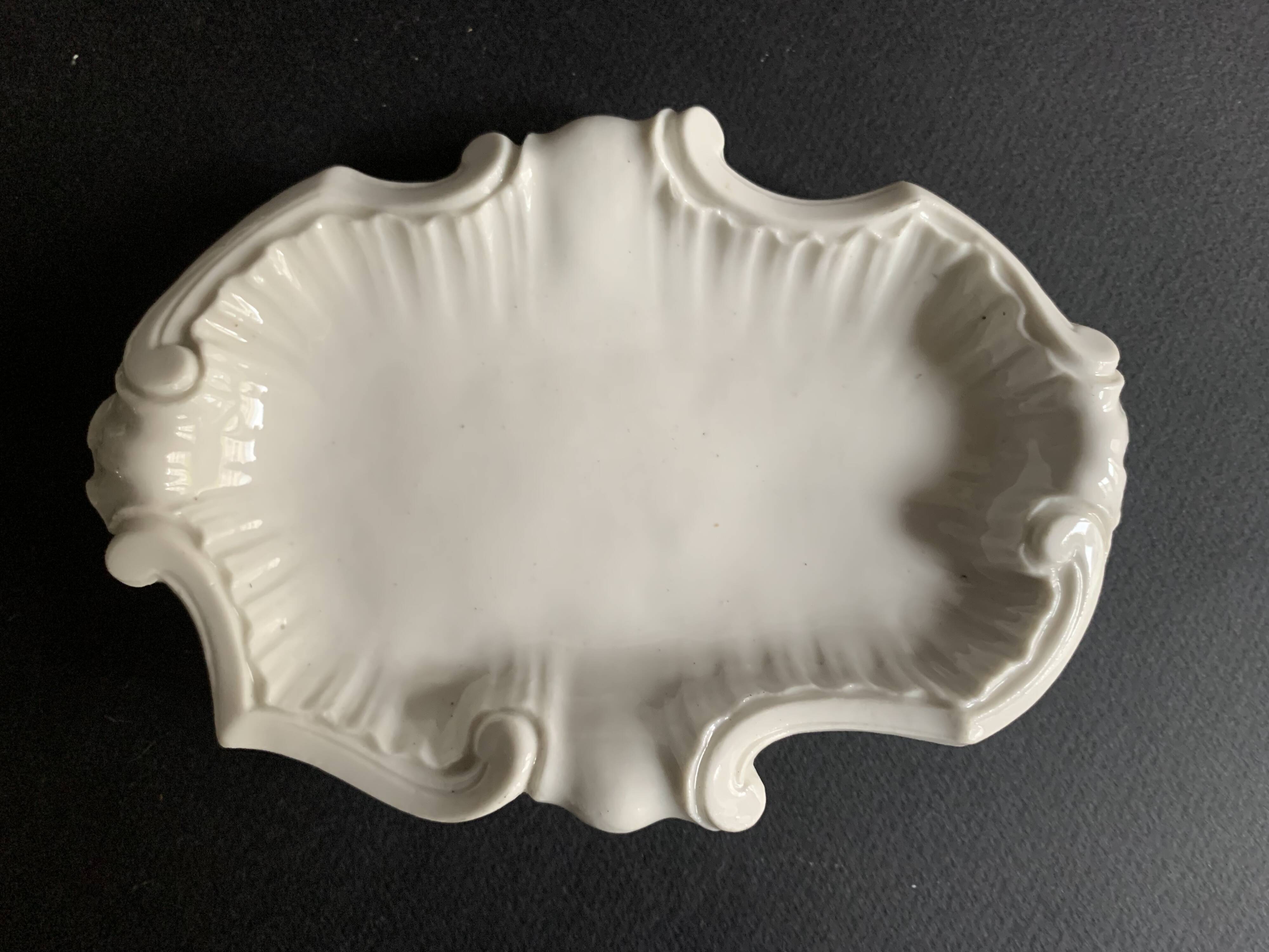 Meissen porcelain shell-shaped bowls, early 19th century, Germany