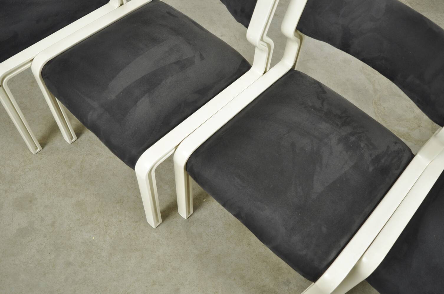 🟡 PASTOE plastic dining table chairs, Pierre Mennen, 70s Netherlands