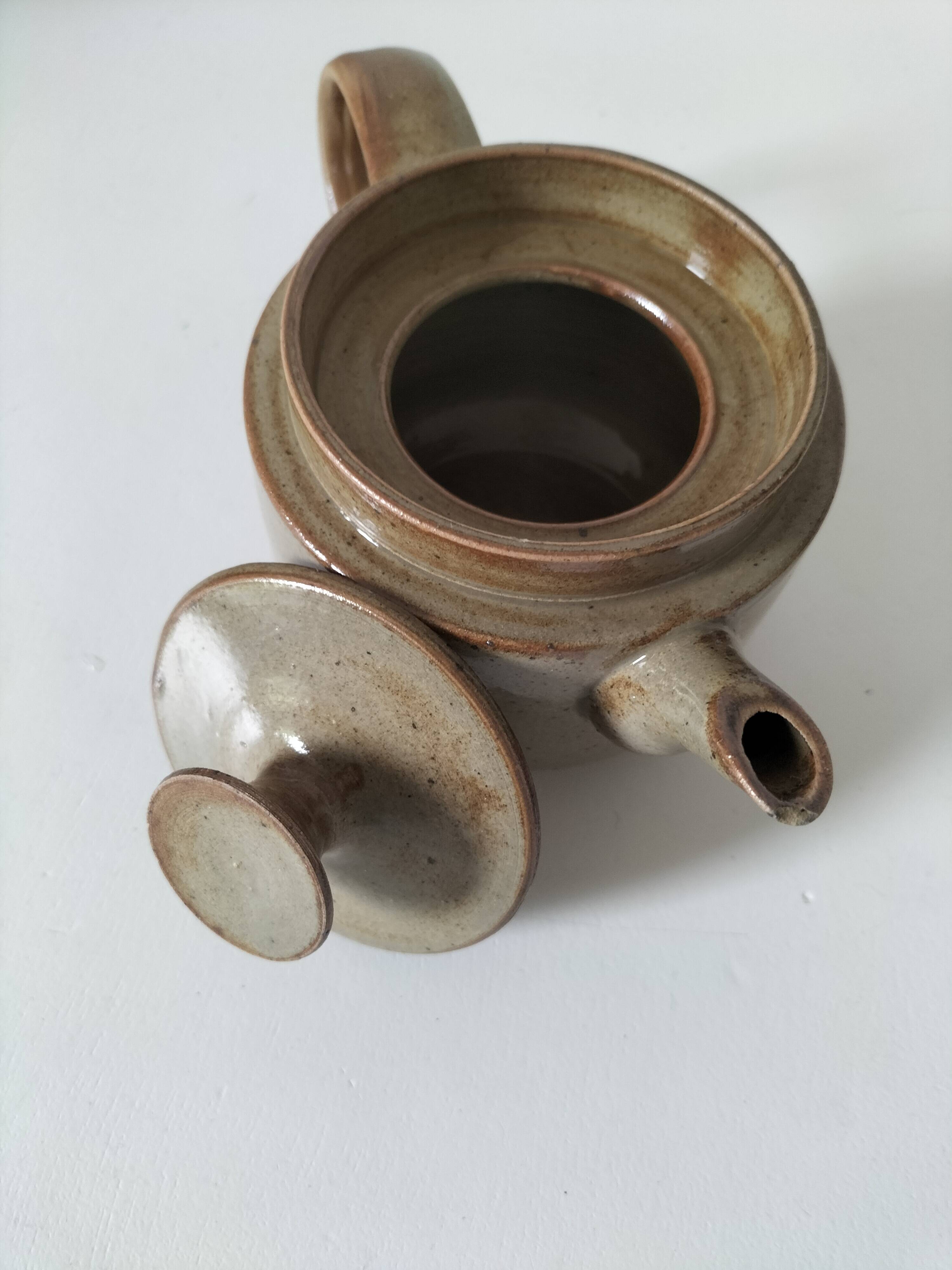Théière artisanale en grès, style japonisant, esprit Puisaye, 1960-1970