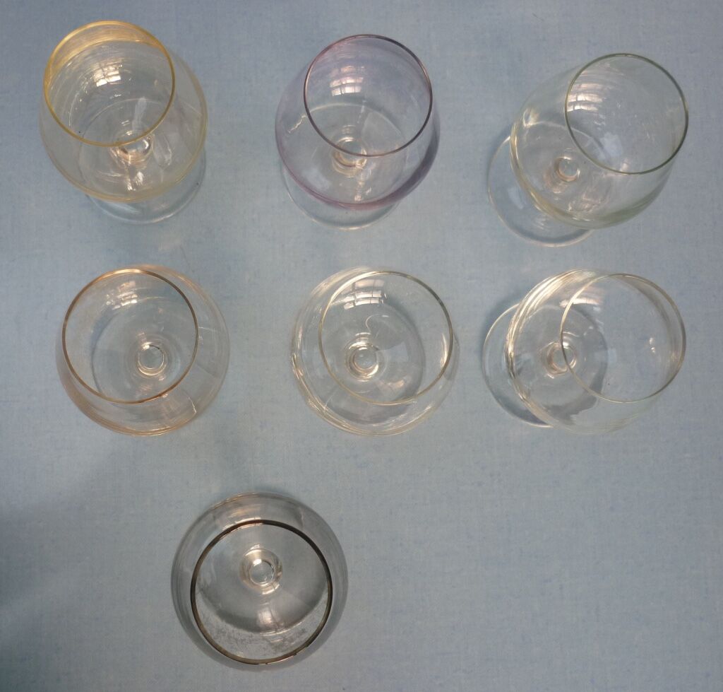 Ensemble de 7 verres à cognac irisés et colorés