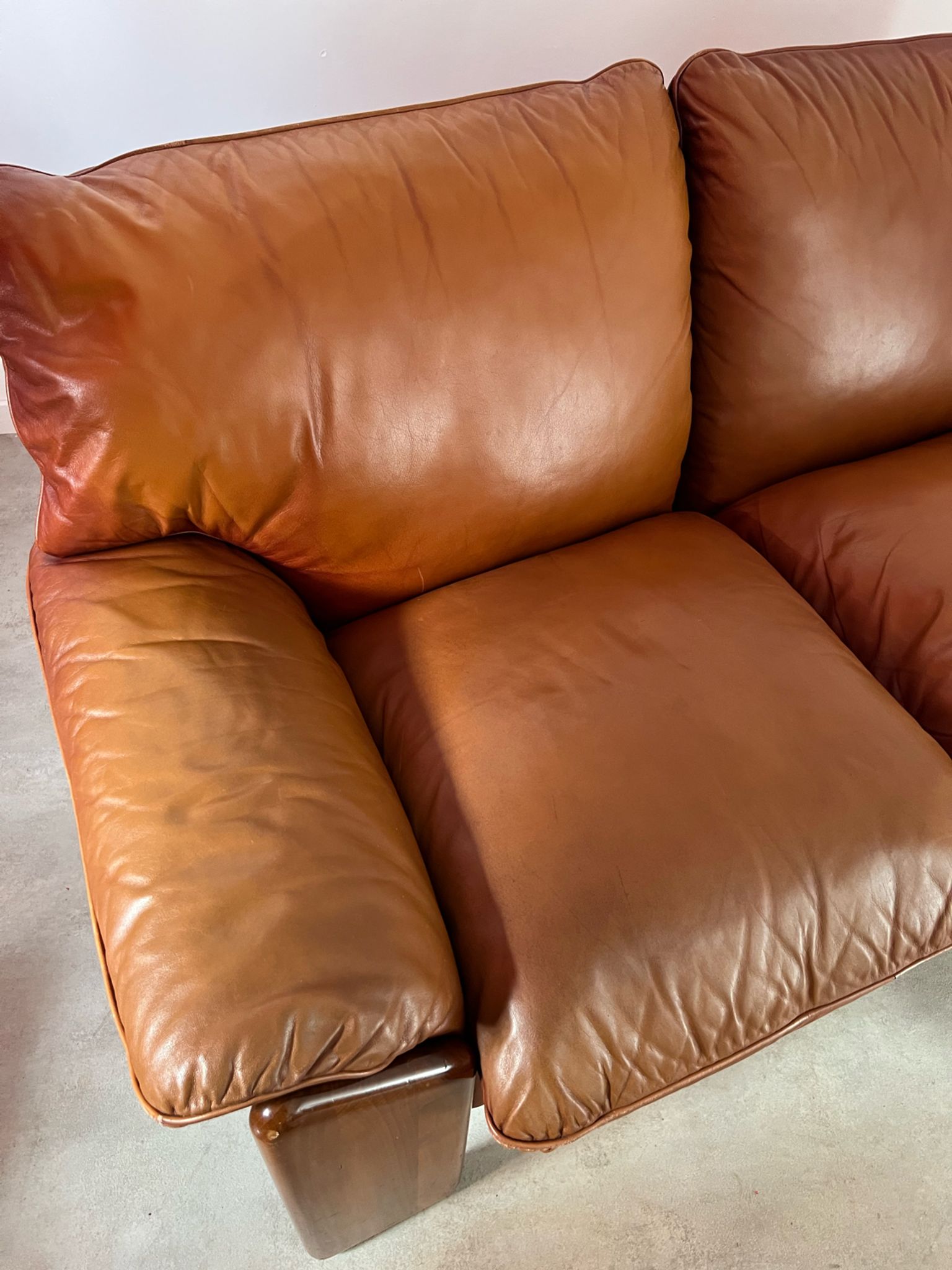 Old 2-seater leather and walnut sofa design 70s Mobil Girgi Mario Marenco vintage Italy