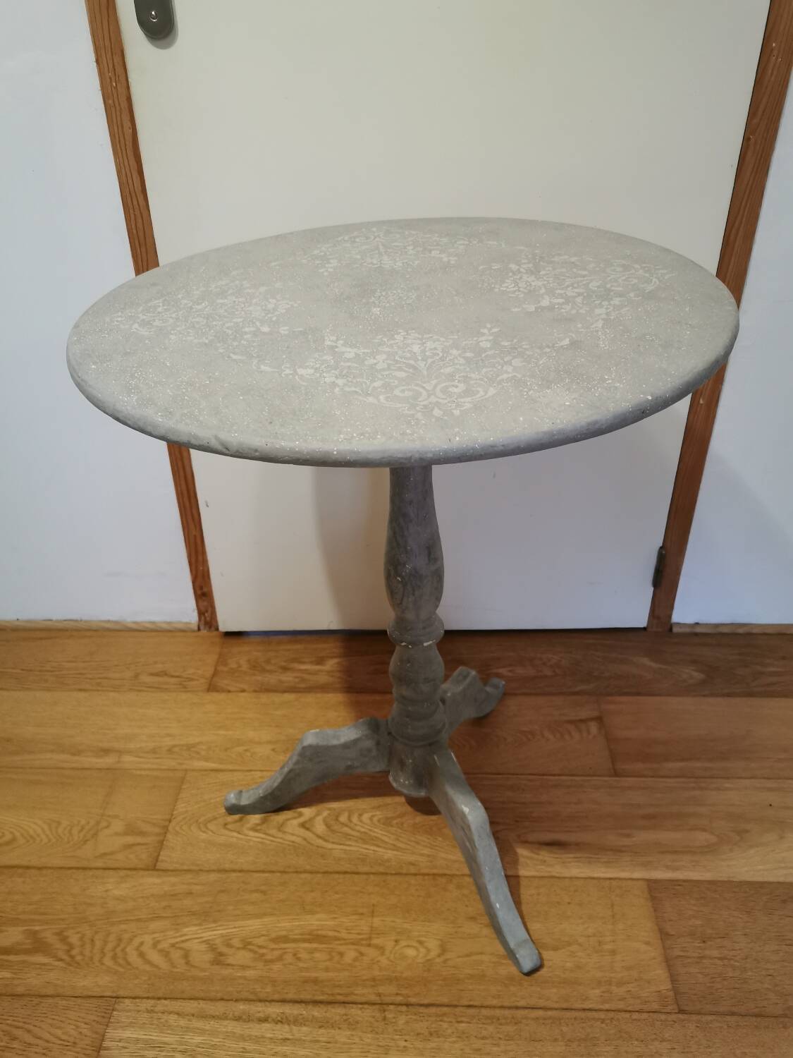 Shabby chic pedestal table