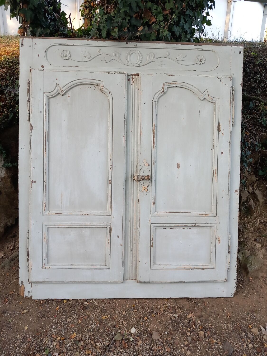 2 portes de placard anciennes en bois avec chassis