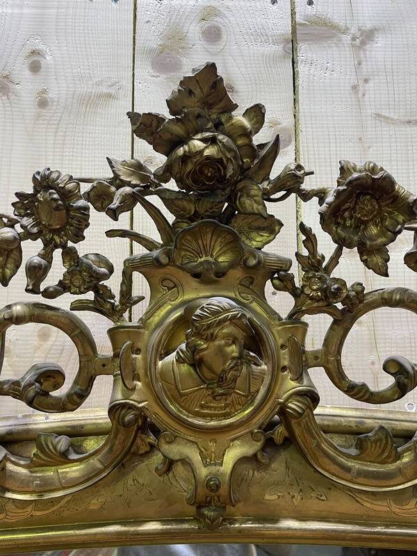 Miroir époque Napoléon III à fronton  à la feuille d'or