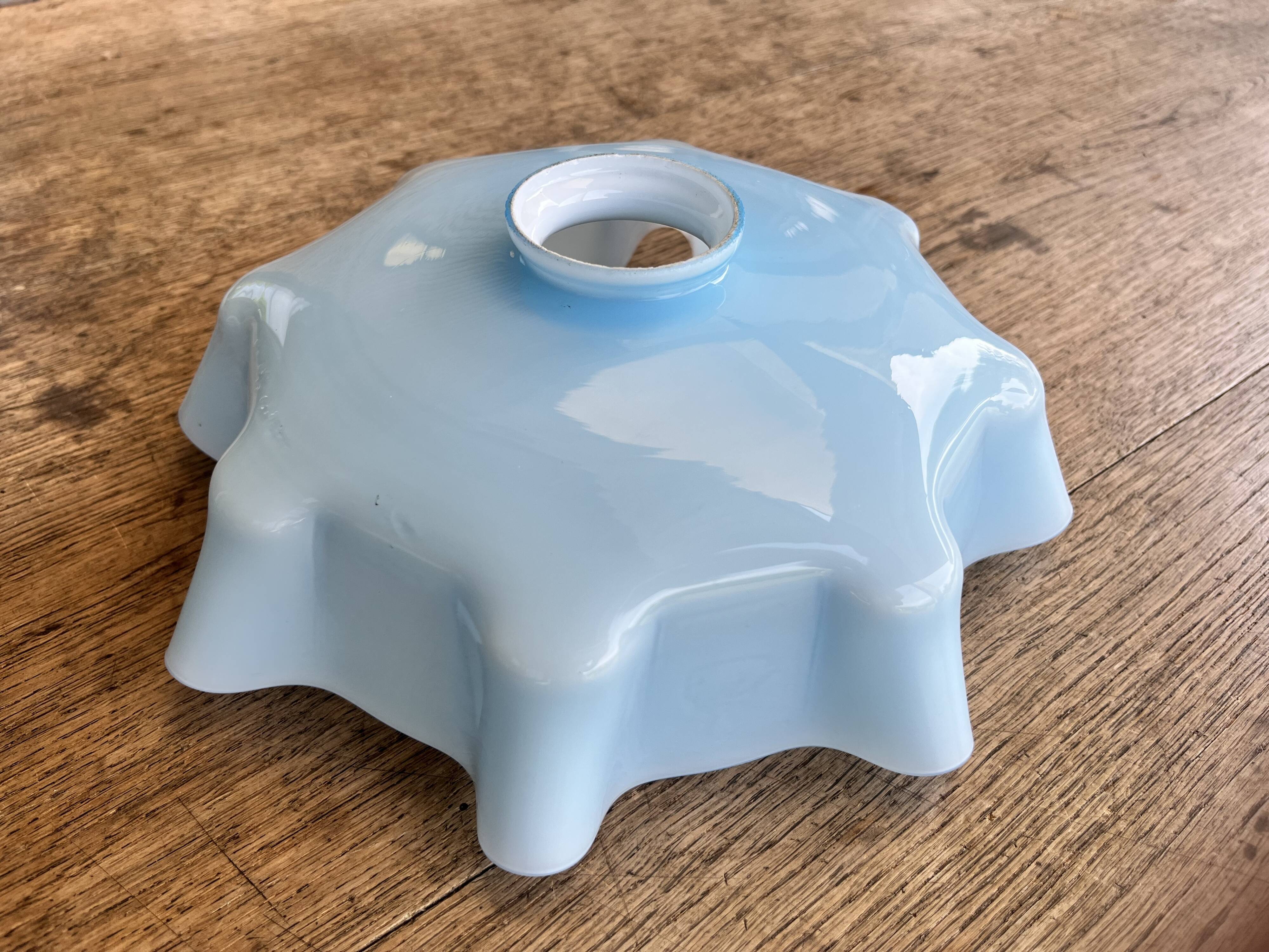 Blue opaline suspension