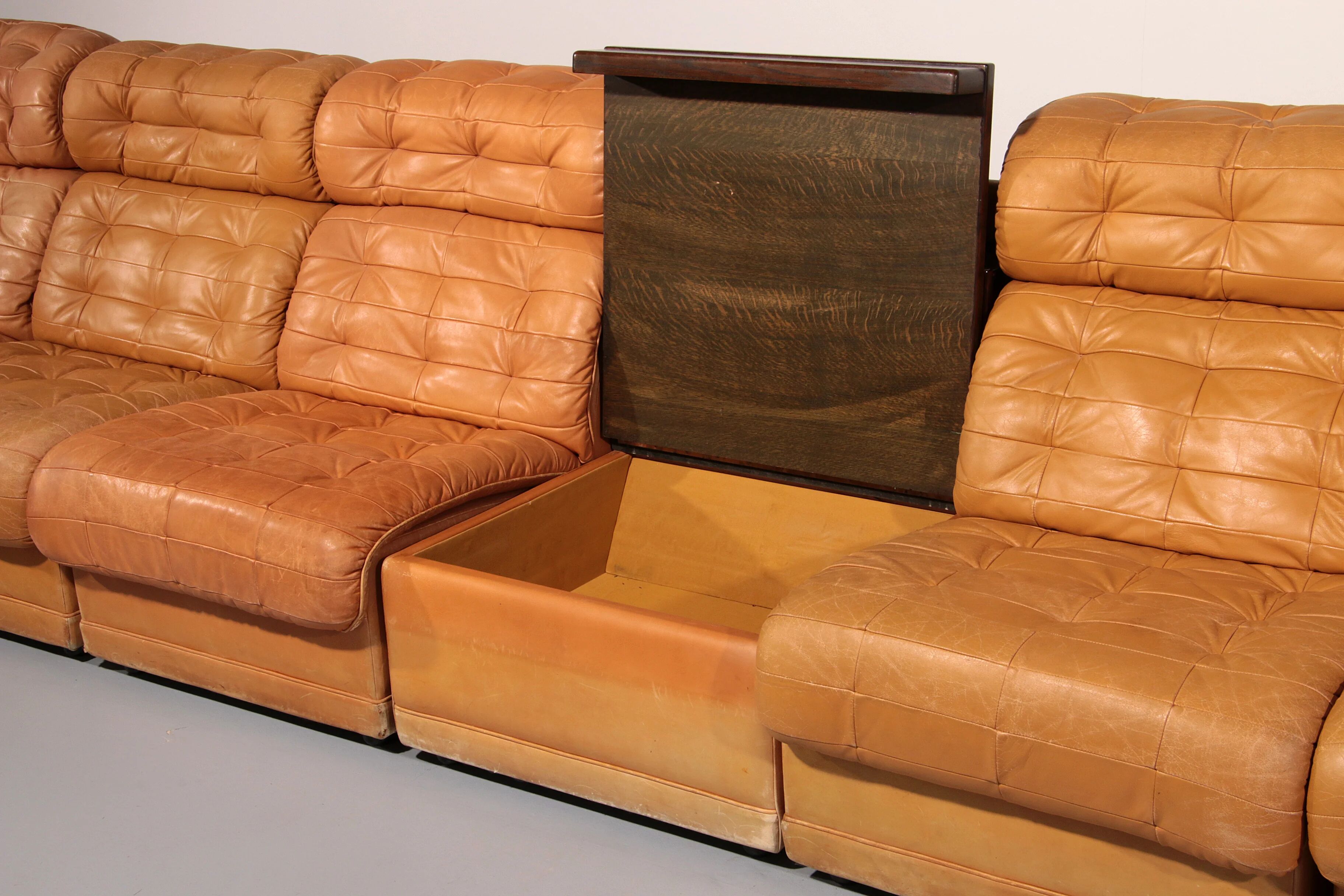 Superbe ensemble de canapés modulaires en cuir cognac des années 1970.