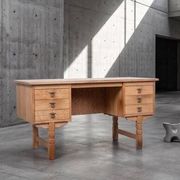 Bureau brutaliste en chêne par Henning Kjærnulf, Danemark, années 1960.