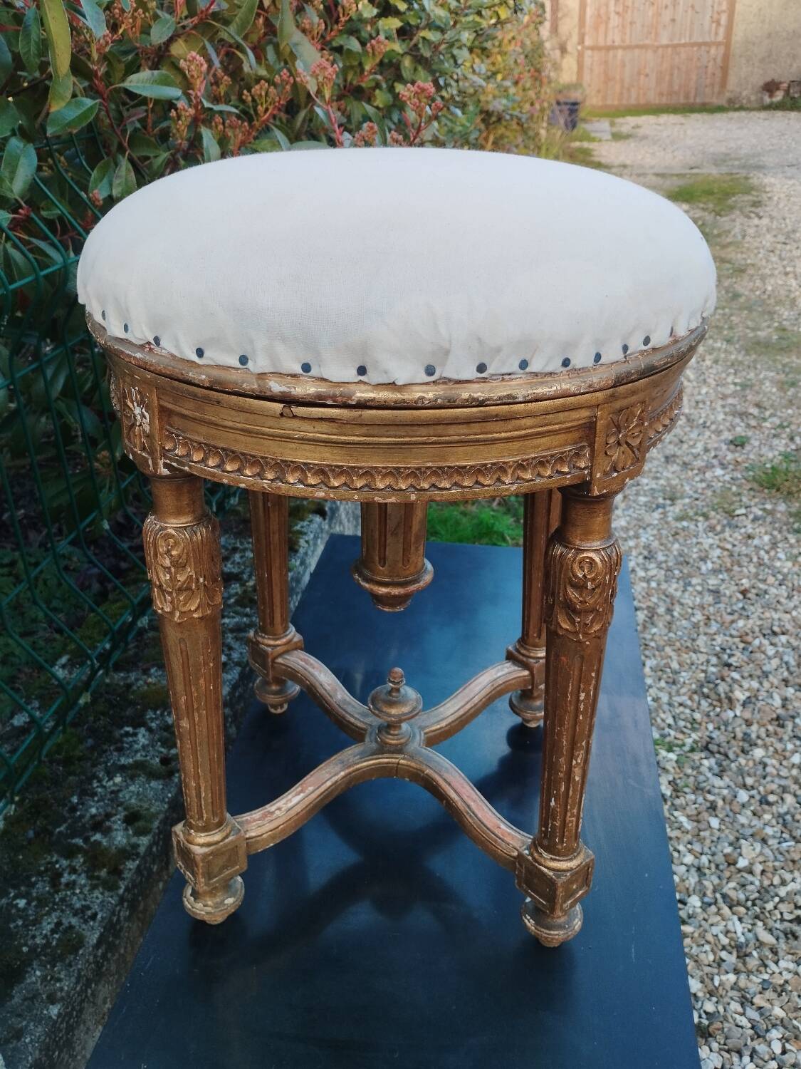 Antique piano stool in gilded wood, Louis XVI style.