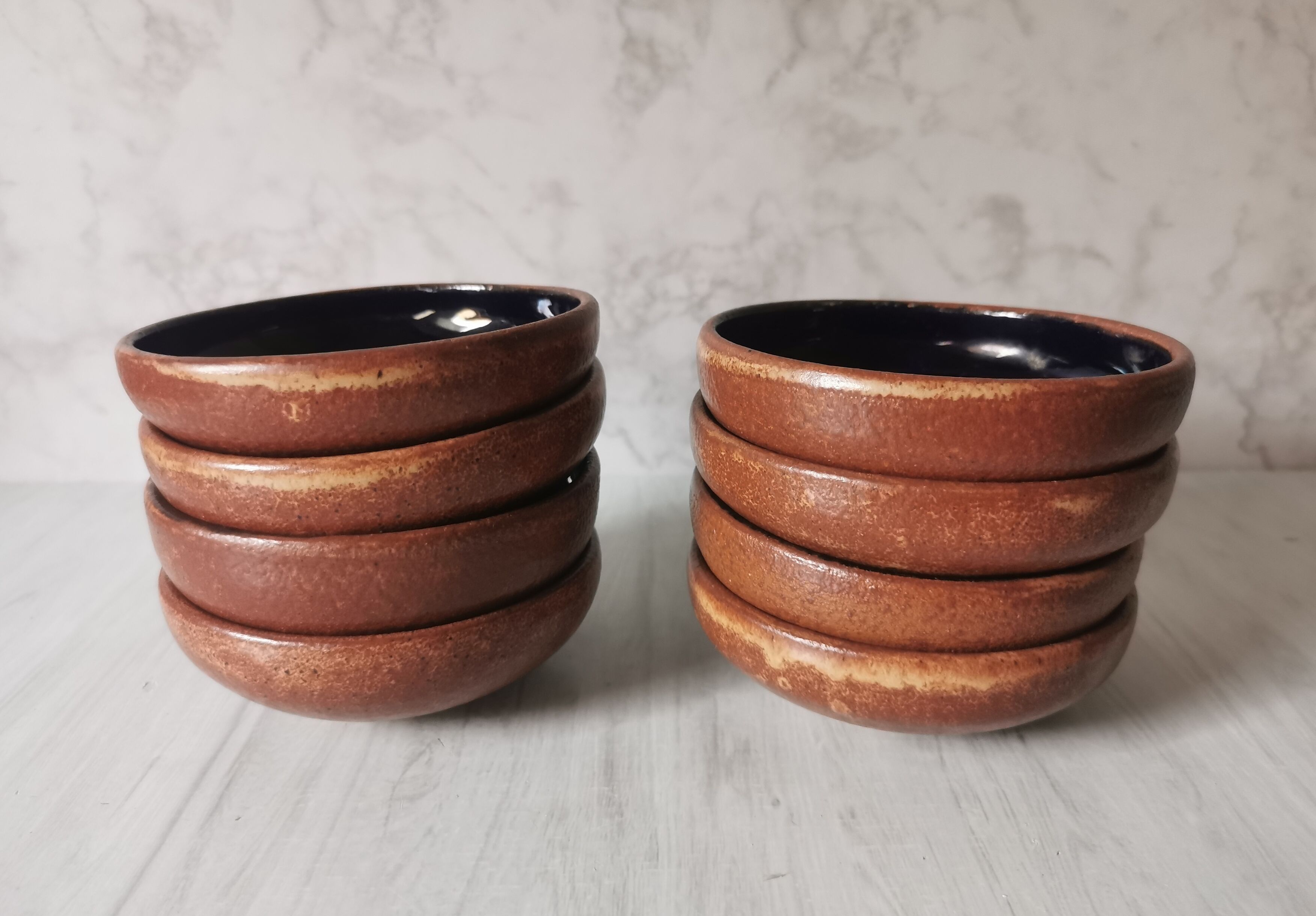 Salad bowl and enamelled sandstone cups
