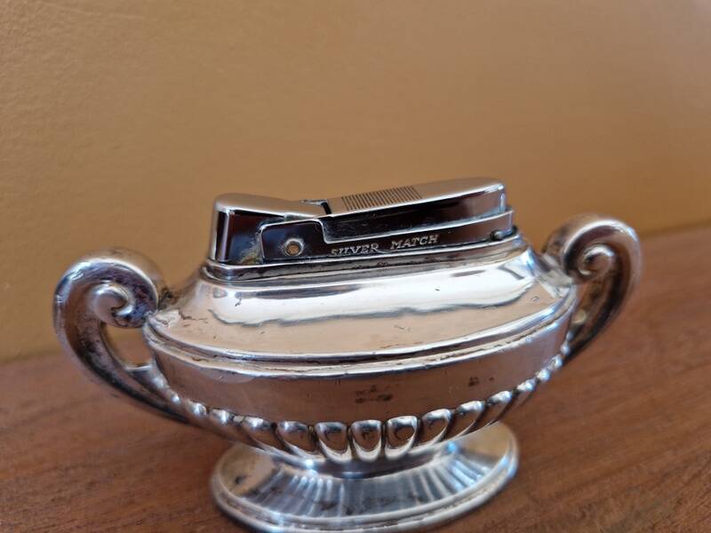 Silver Match table lighter in silver-plated metal with fluted base - Louis XVI