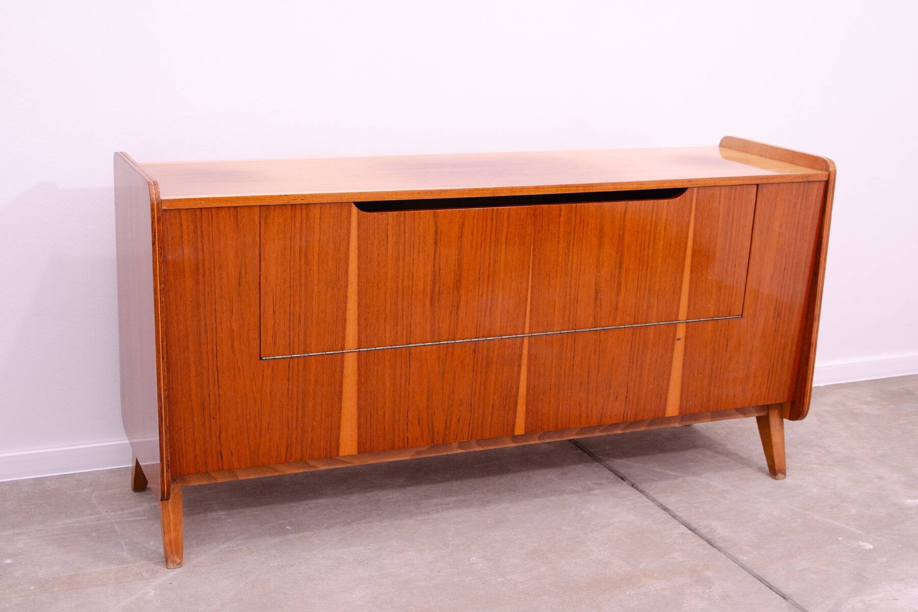 Commode moderne du milieu du siècle en noyer par František Jirák, années 1960, Tchécoslovaquie