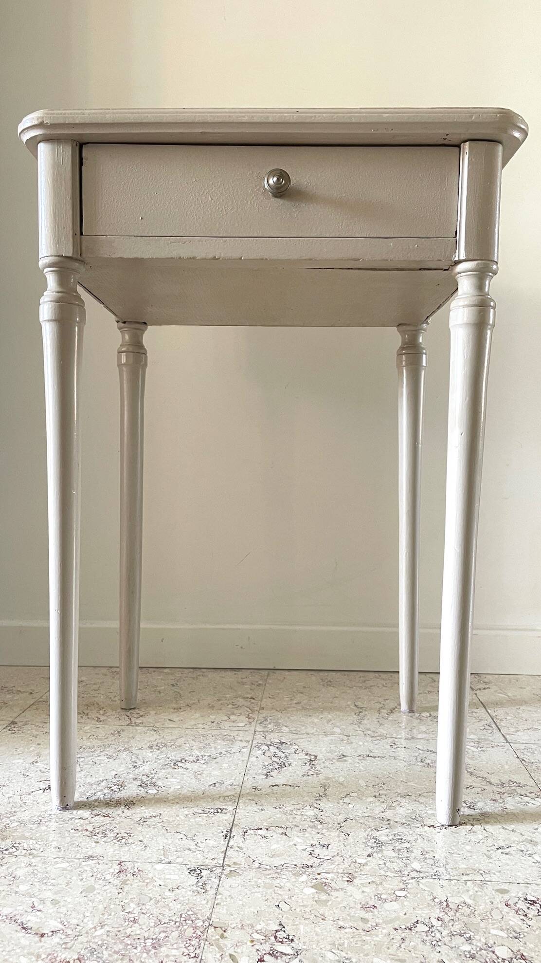 Antique bedside table with 1 drawer