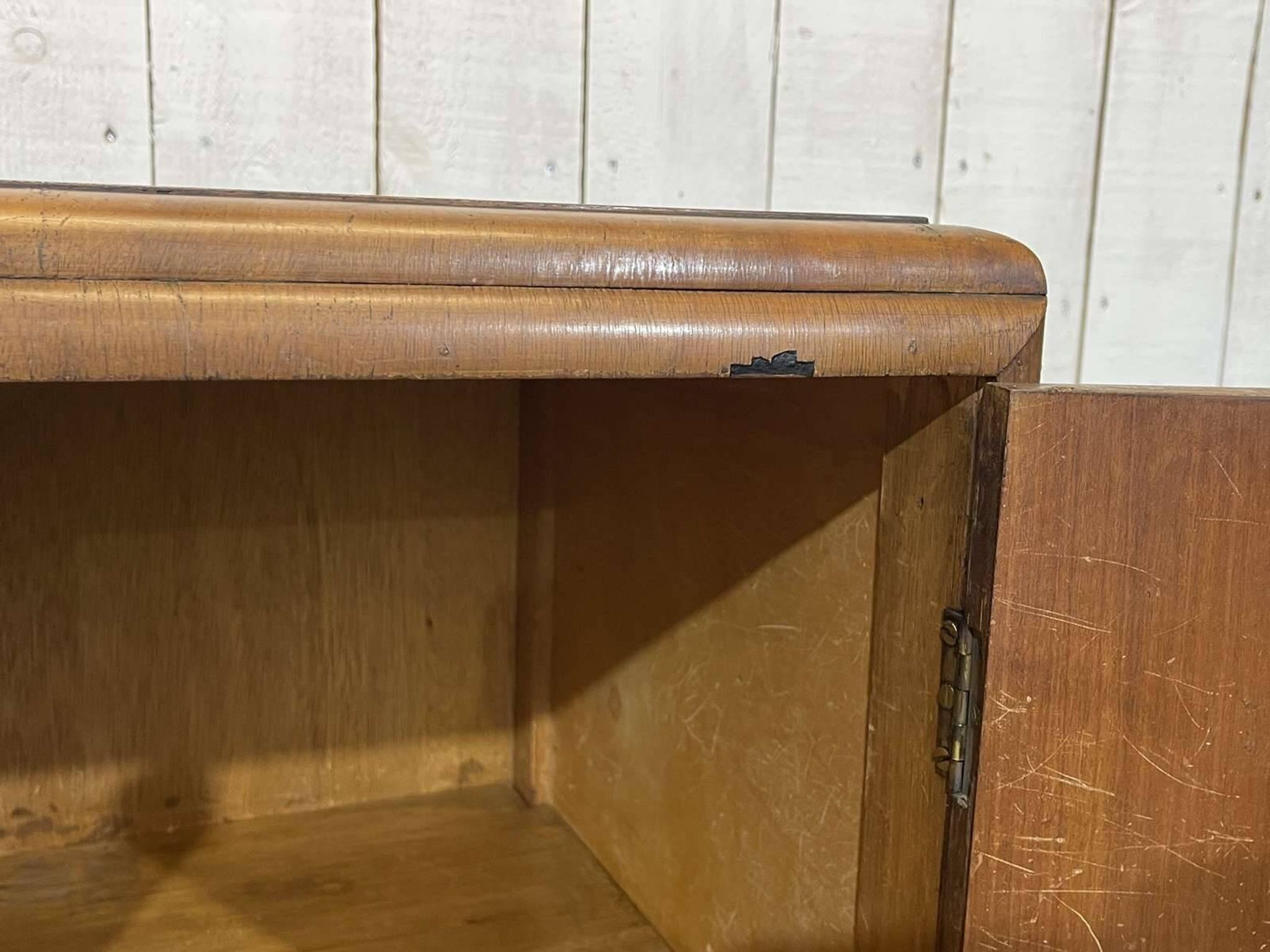 1950s English sideboard with drawers, Art Deco style, in walnut burl.