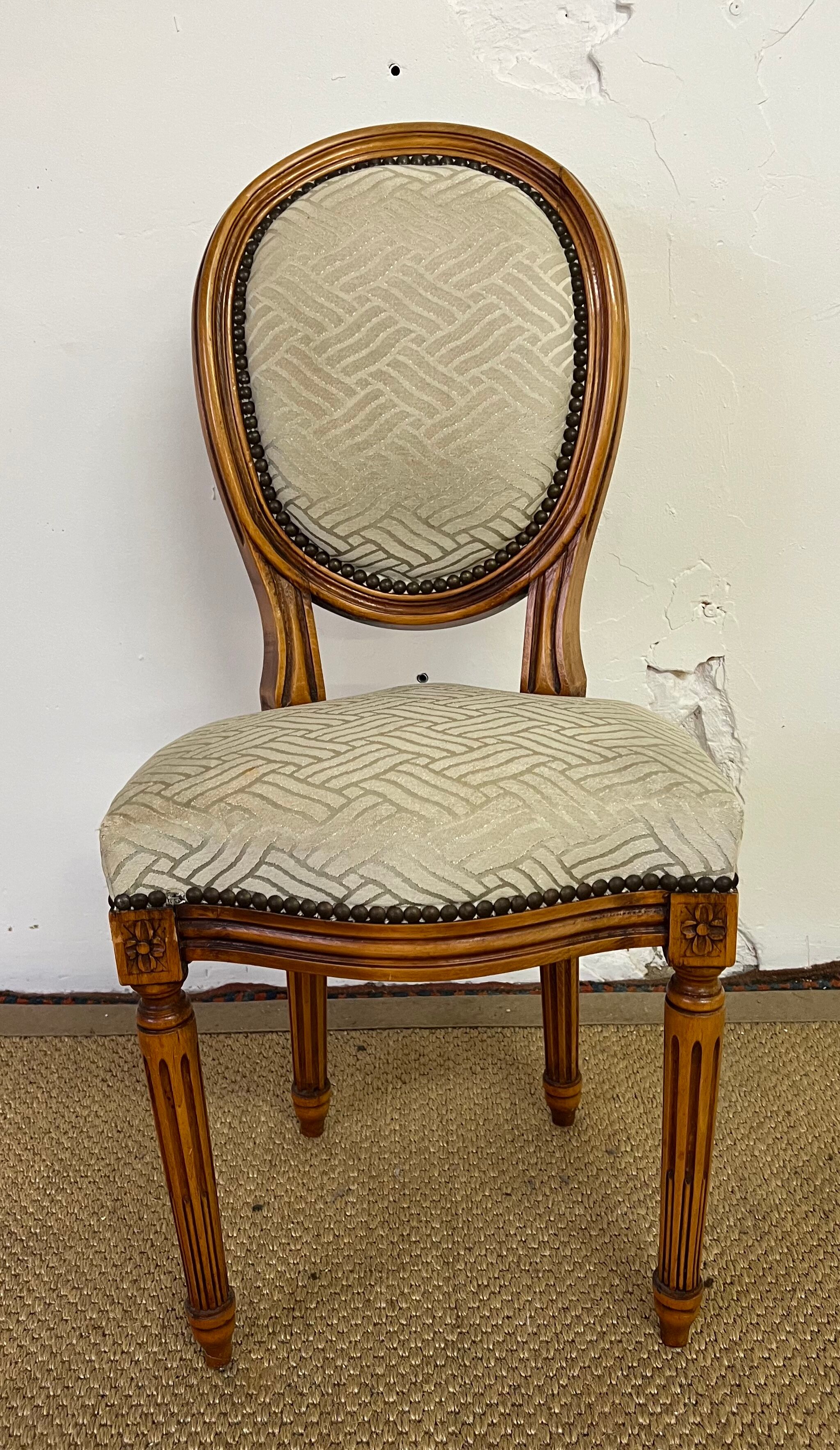 Chaise médaillon de style louis xvi