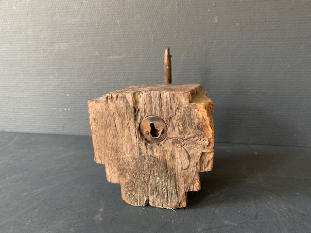 Wall hook in hand-carved wood and iron, antique, India, 1920