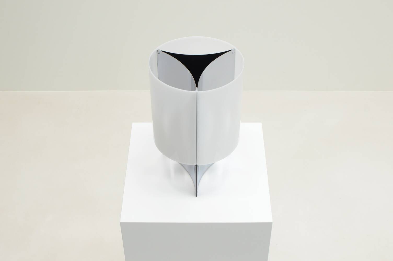 Model 526/p table lamp by Massimo Vignelli for Arteluce, 1960s Italy.