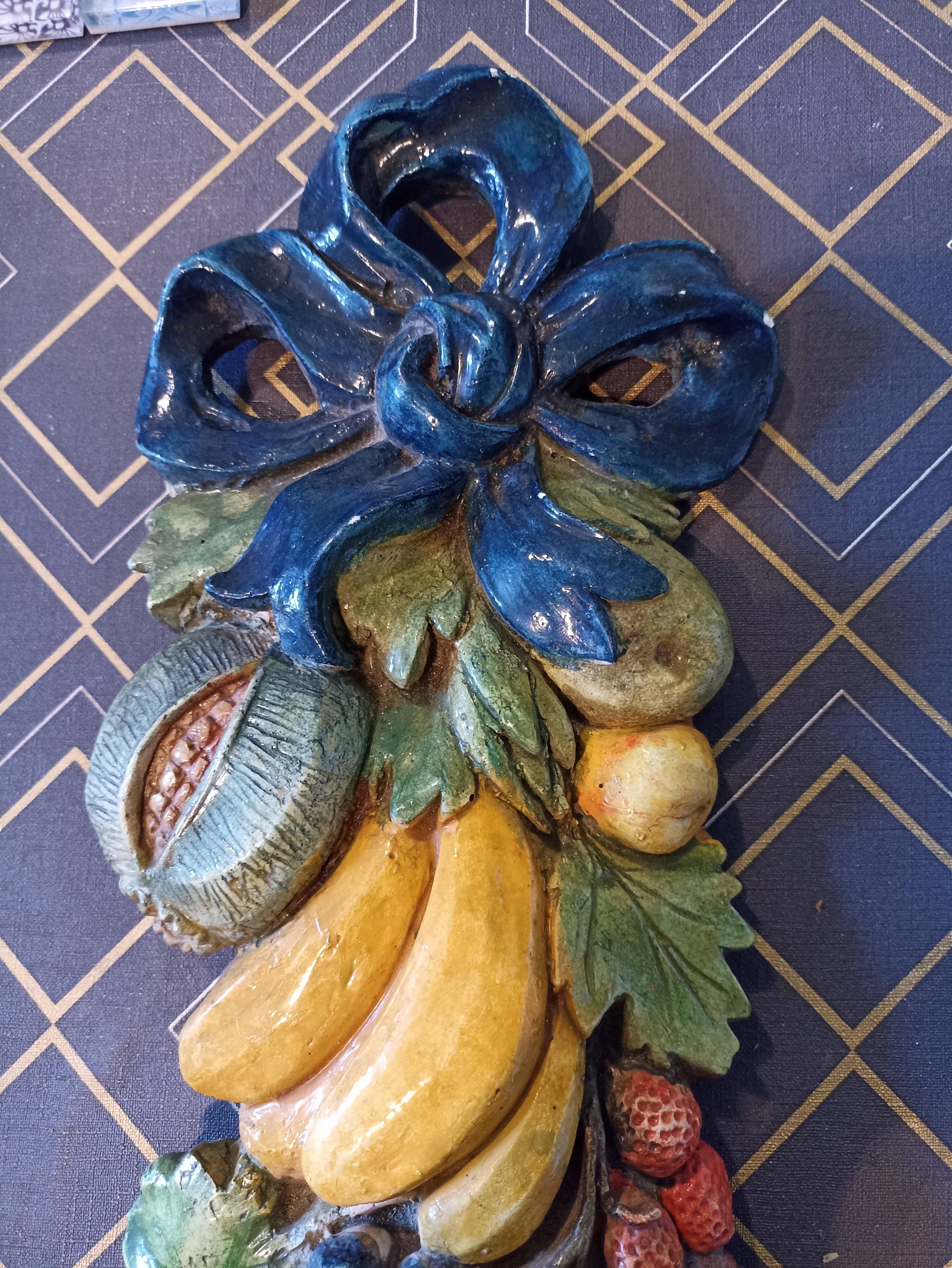 Wall decoration in slurry (fruit)