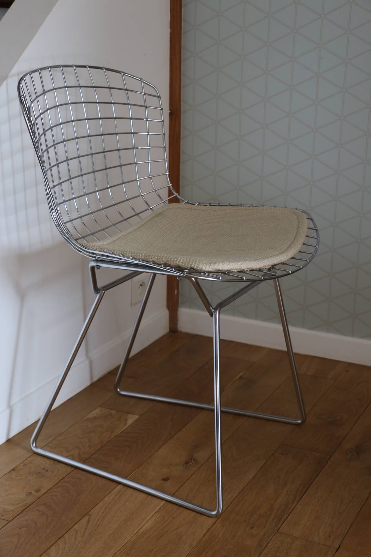 4 chrome Bertoia chairs with cushion